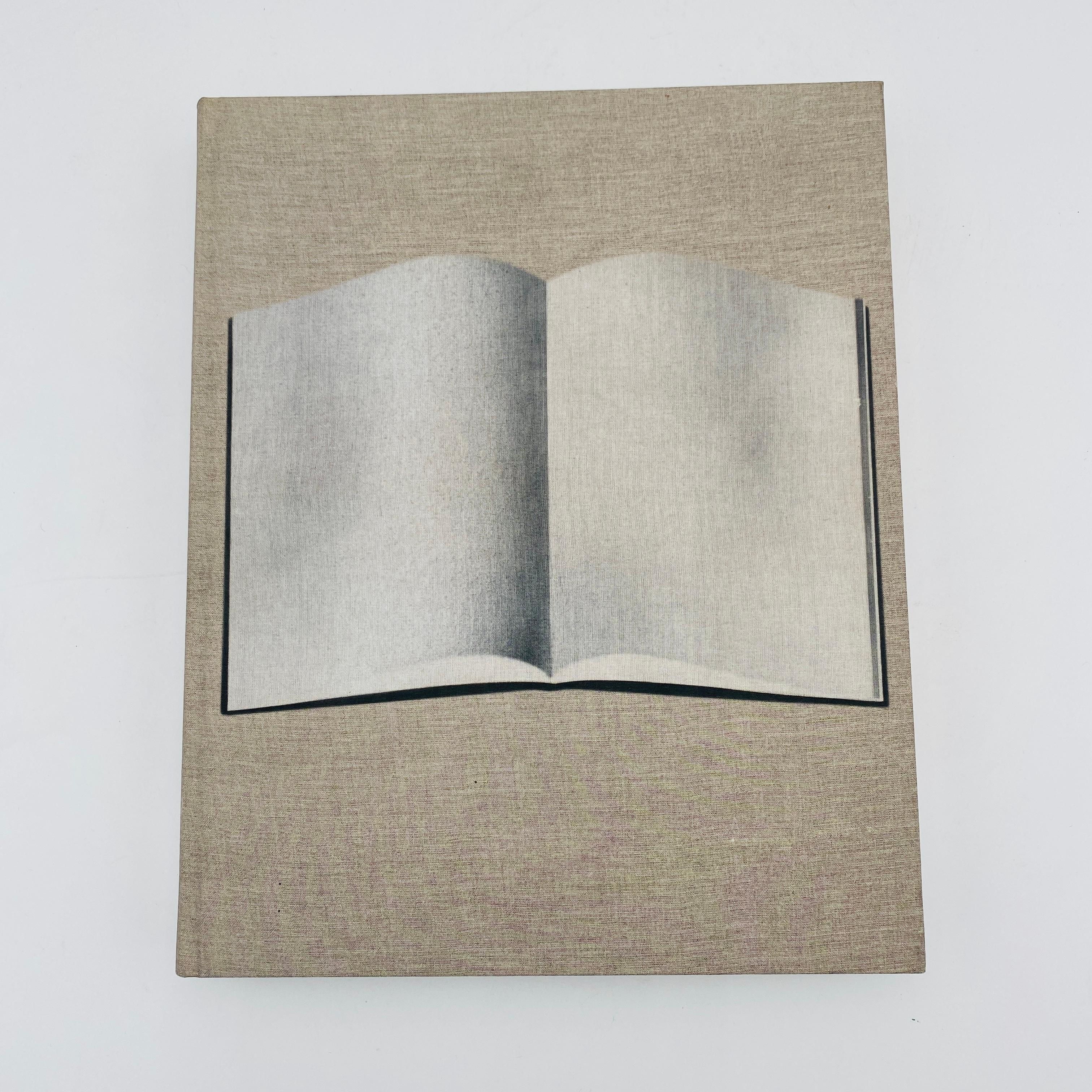 Il s'agit d'une première édition signée de Ed Ruscha : Reading Ed Ruscha livre relié. La signature est personnalisée au propriétaire de la galerie, Patrick Painter. Le livre a été publié le 31 mars 2013 et est épuisé, ce qui rend cet exemplaire