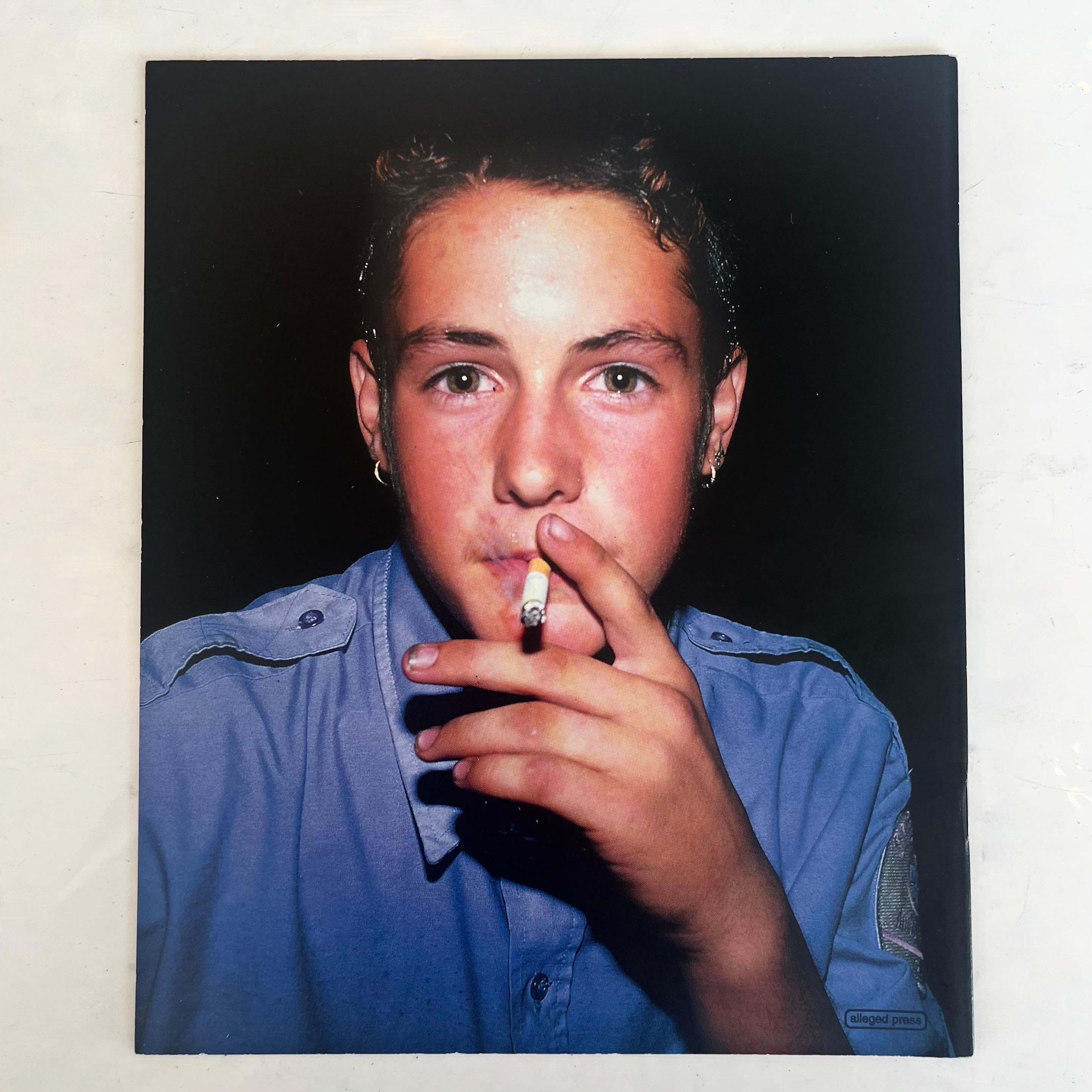 Teenage Smokers di Ed Templeton è un iconico libro fotografico d'artista pubblicato per la prima volta nel 1999, che cattura ritratti crudi e intimi della cultura giovanile attraverso l'obiettivo distintivo di Templeton. Girata principalmente nel