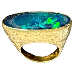Ed Wiener Anillo de oro martillado de 18 quilates con ópalo azul de Gren Cocktail Modernista