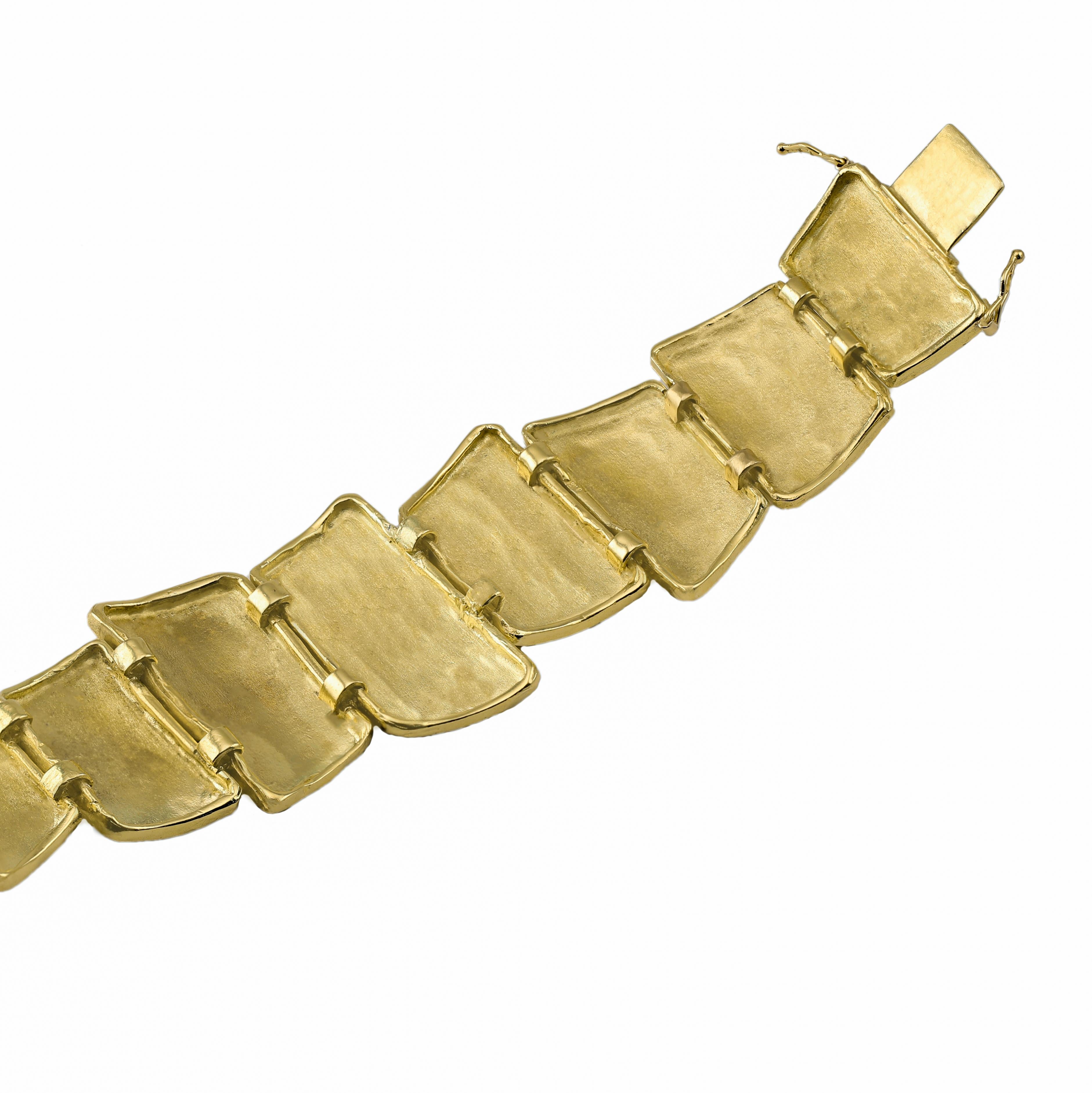 Bracciale modernista in oro massiccio 18k di Ed Wiener, circa anni '70
Fenomenale bracciale in oro massiccio 18 carati di Ed Wiener, New York. Il pezzo solido e di alta gamma è martellato a mano per ottenere una texture a pepite d'oro. Il bracciale