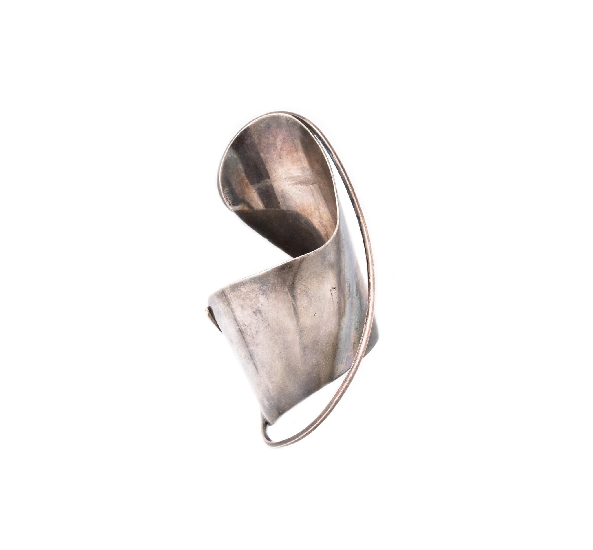 An exceptional cuff designed by Ed Wiener (1918-1991).

This very rare modernist sculptural piece is one of Wiener's first creations as a jeweler-artist, in New York city, circa 1948. This cuff bracelet is composed of two simple aerodynamic pieces