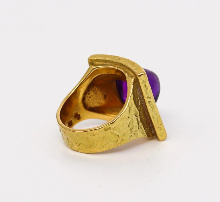 Sugarloaf Cabochon Ed Wiener 1970 Sculptural Cocktail Ring in 18Kt Yellow Gold with Vivid Amethyst For Sale