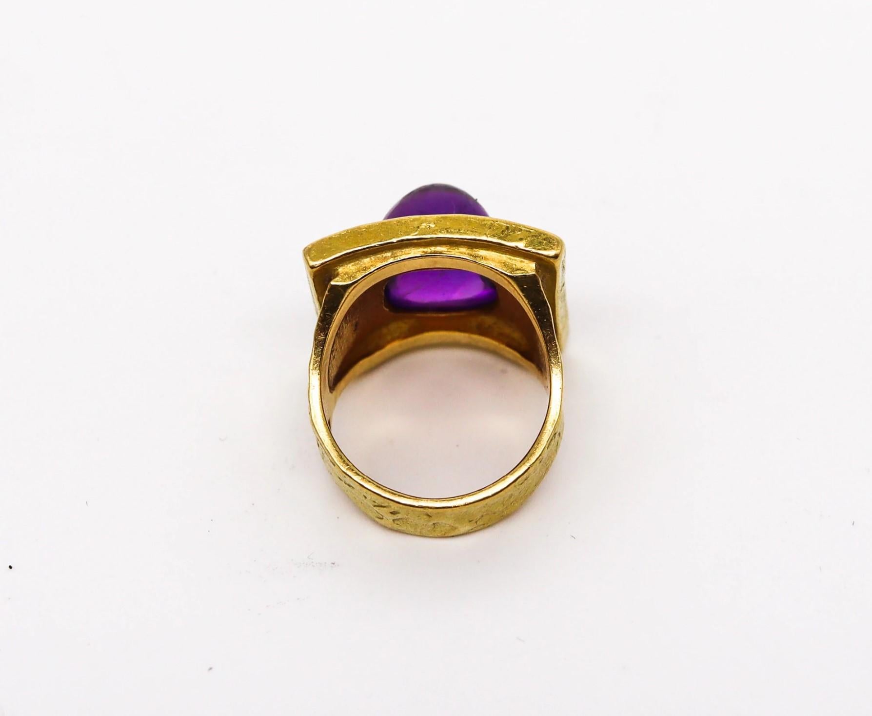 Modernist Ed Wiener 1970 Sculptural Cocktail Ring in 18Kt Yellow Gold with Vivid Amethyst