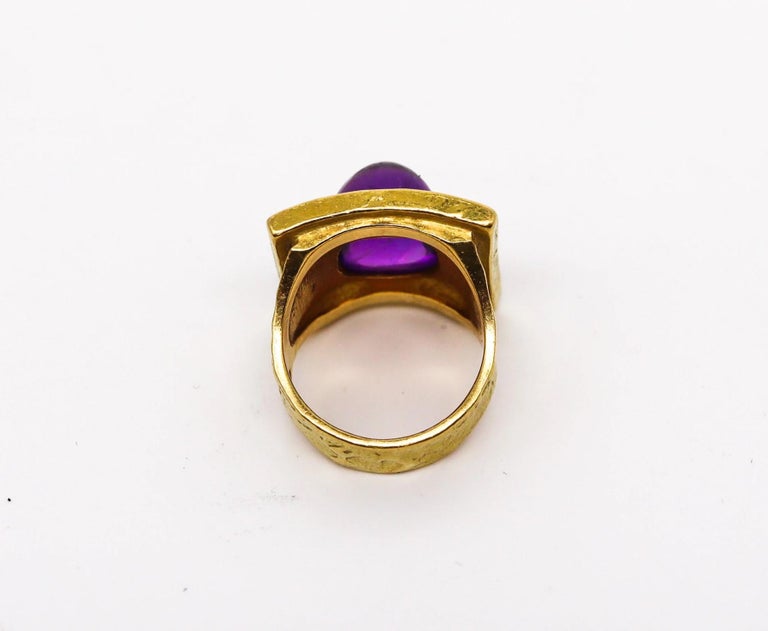 Ed Wiener 1970 Sculptural Cocktail Ring in 18Kt Yellow Gold with Vivid Amethyst In Excellent Condition For Sale In Miami, FL