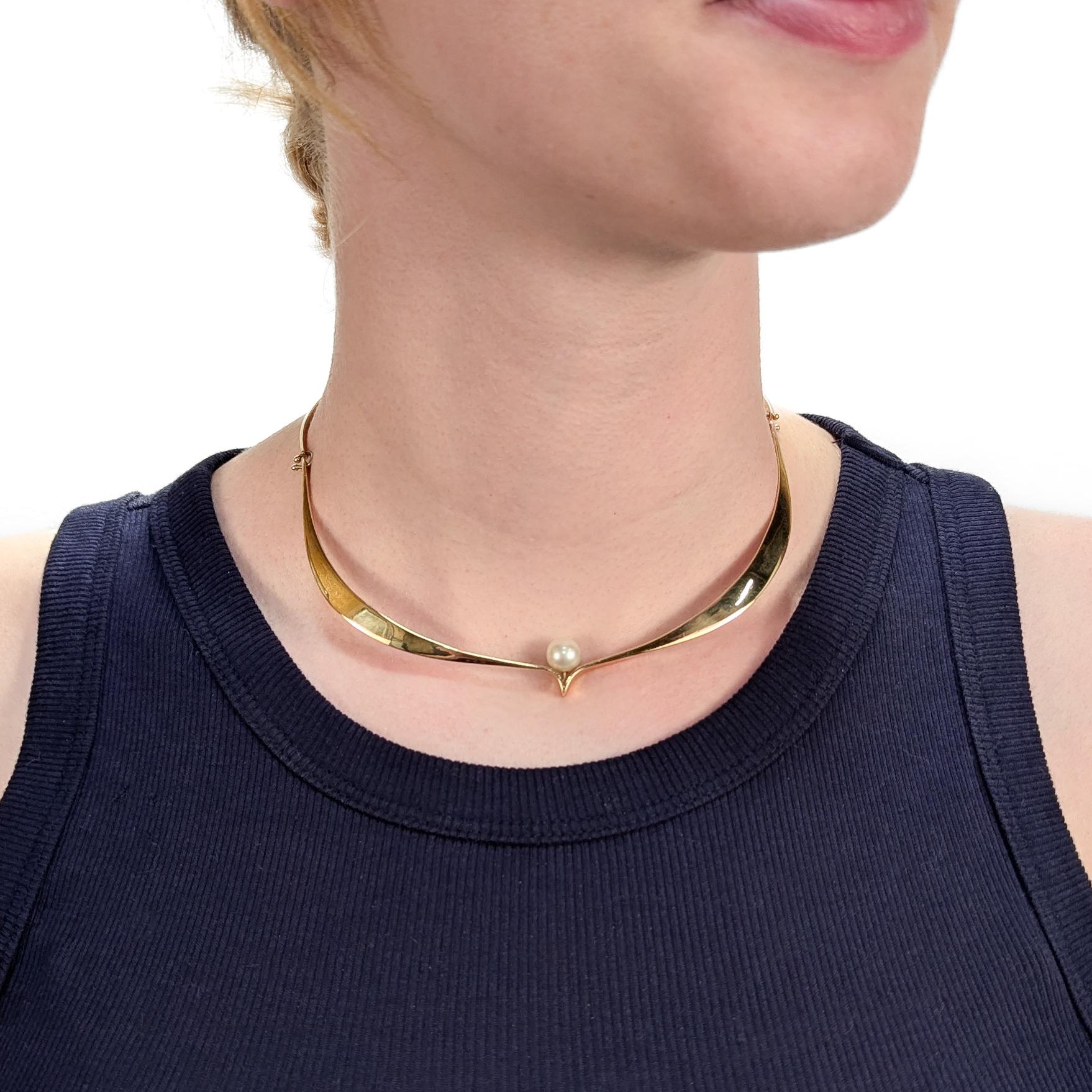 Una raffinata collana modernista firmata in oro e perle.

Attribuito a Ed Wiener.

In oro giallo 14 carati.

Con una perla bianca coltivata al centro e composto da 3 sezioni unite da anelli a C fatti a mano.

La chiusura è con gancio e occhiello (e