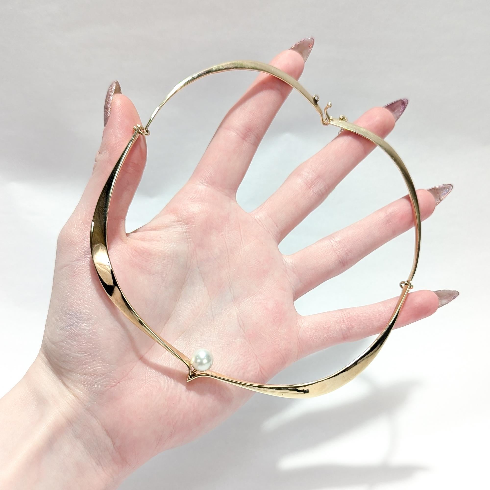 Taglio rotondo Collana o collare Choker Modernista in oro 14K e perle di Ed Wiener in vendita