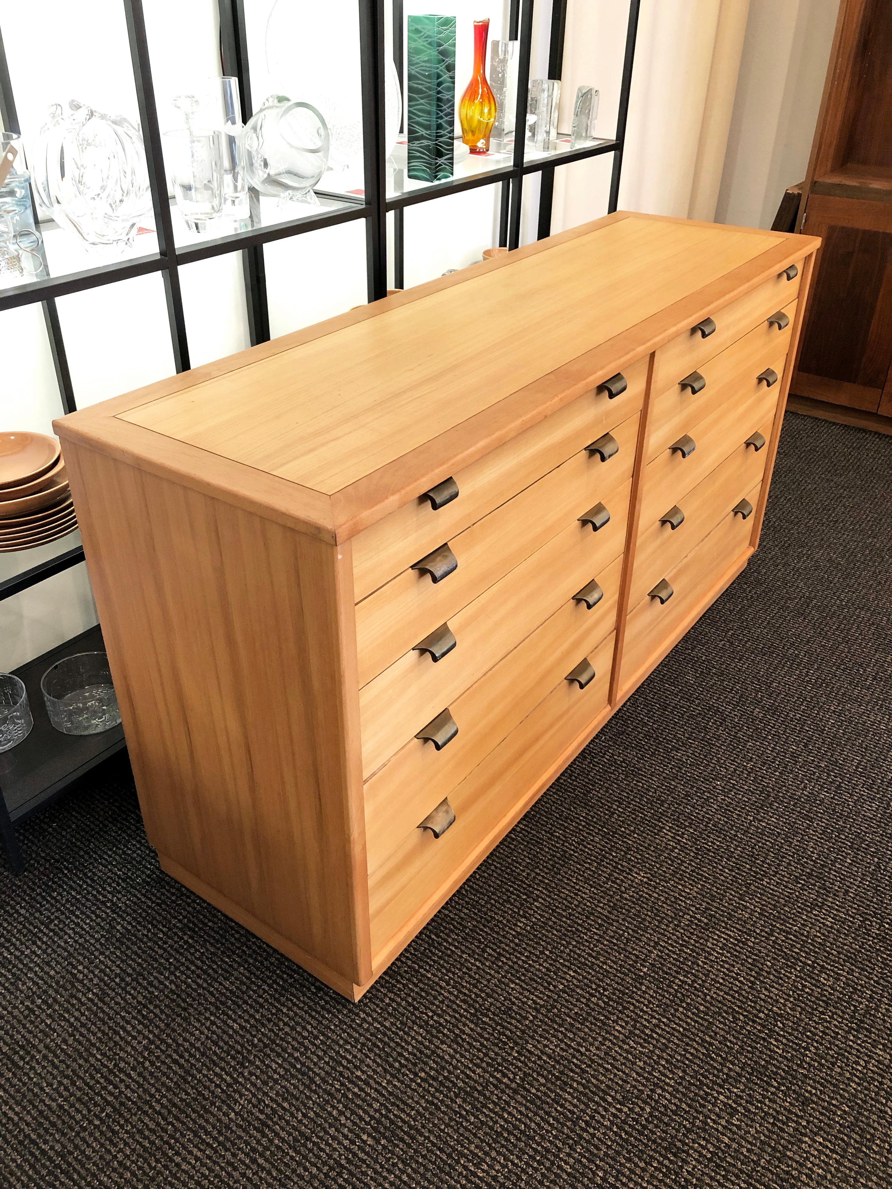 A handsome dresser by Edward Wormley for Drexel's Precedent Collection. USA, 1950s.

Elm wood with brass-plated zinc handles.