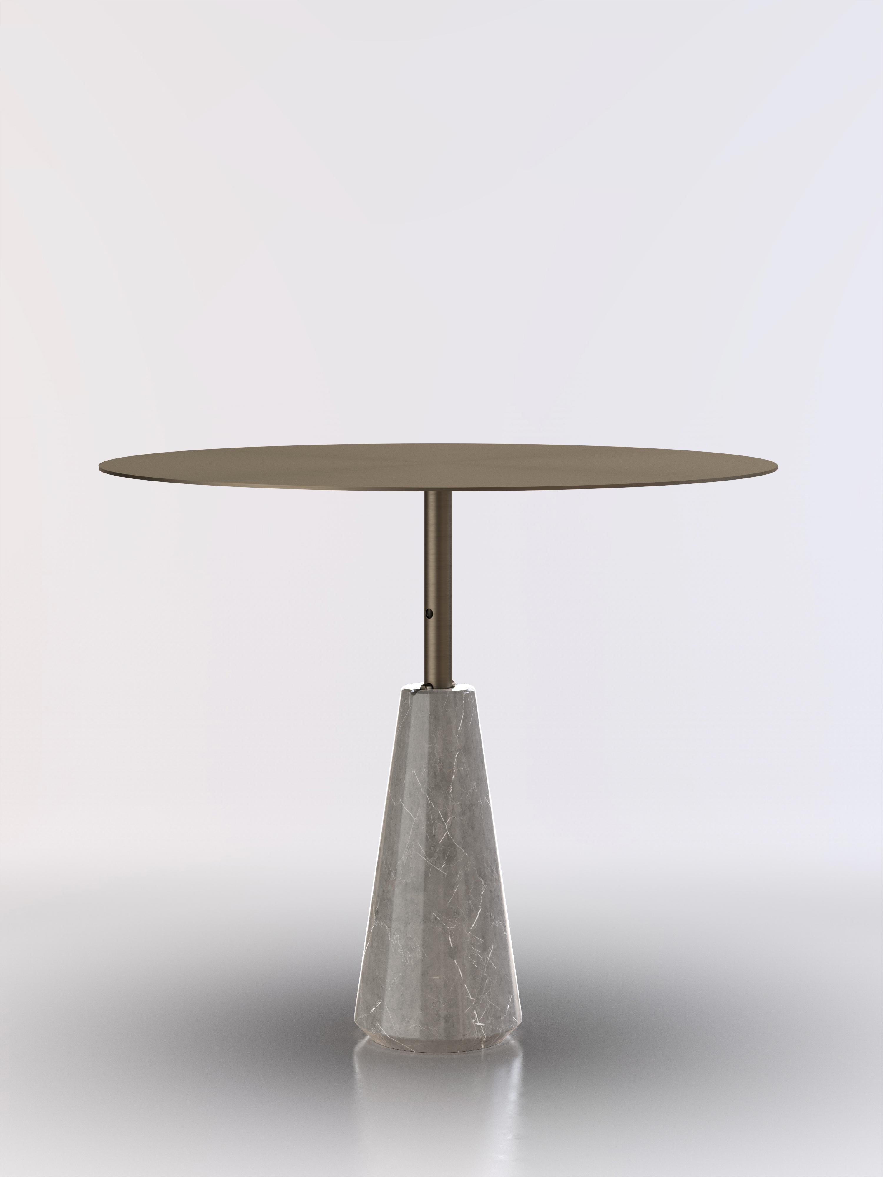 Table d'appoint reconfigurable en bronze avec base en pierre grise.
La hauteur de la table peut être réglée sur trois niveaux différents.