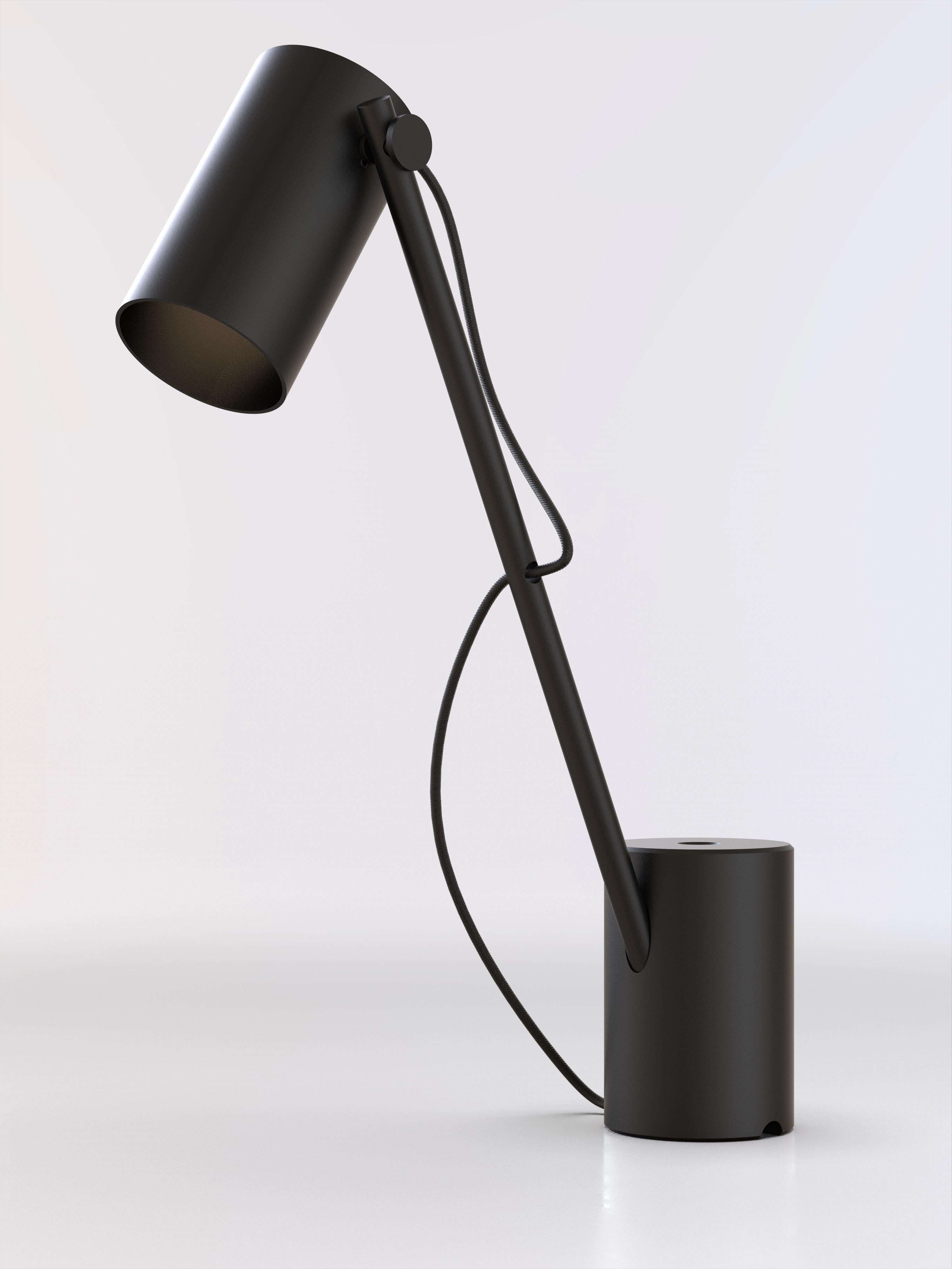 Reconfigurable table lamp with black paint structure and black paint base.
Thanks to the two holes on the base, the lamp can be used as a table lamp or as an ambient light.