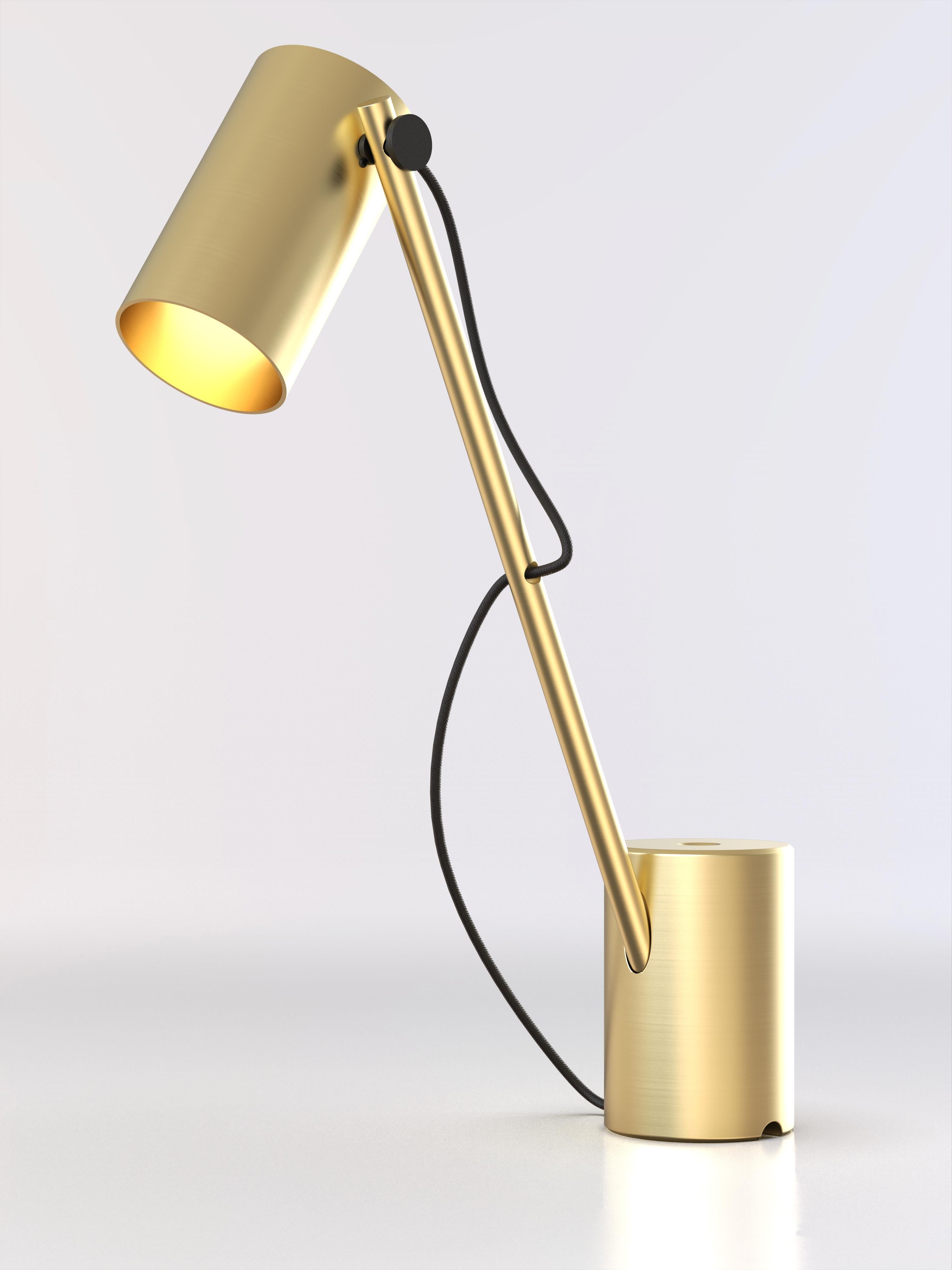 Reconfigurable table lamp with brushed brass structure; solid brushed brass base.
Thanks to the two holes on the base, the lamp can be used as a table lamp or as an ambient light.
