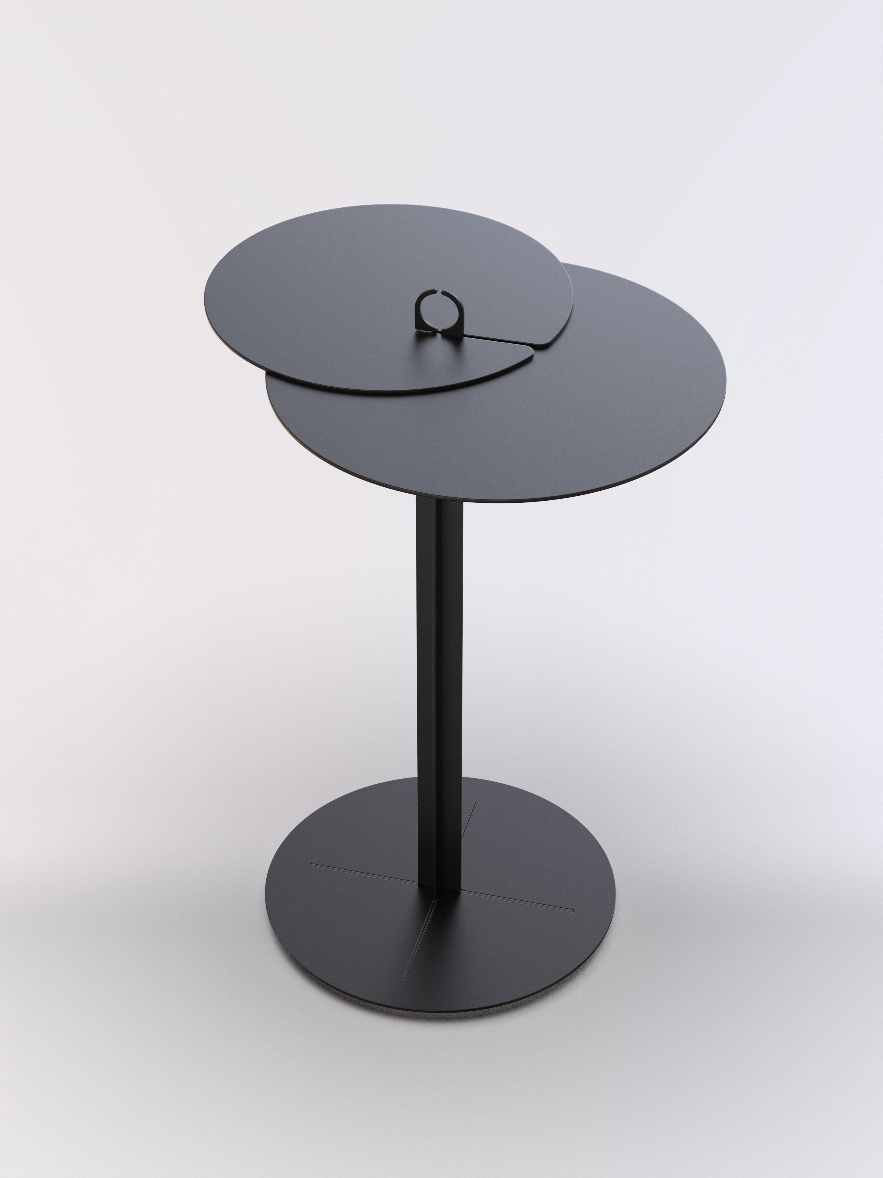 Table d'appoint réalisée en tôle découpée au laser avec une structure en peinture noire interlock.