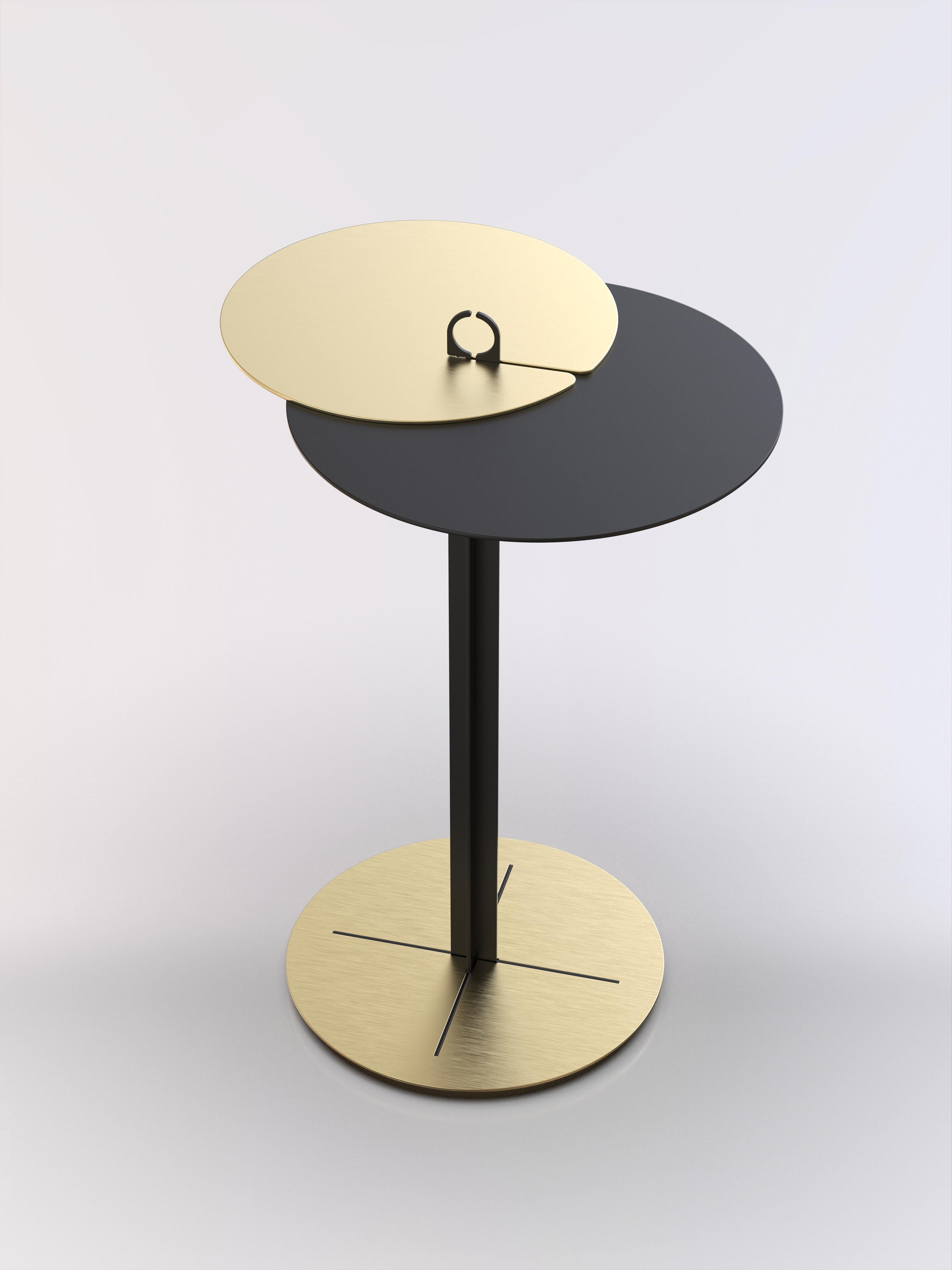 Table d'appoint réalisée en tôle découpée au laser avec une peinture noire interlock et une structure en laiton brossé.