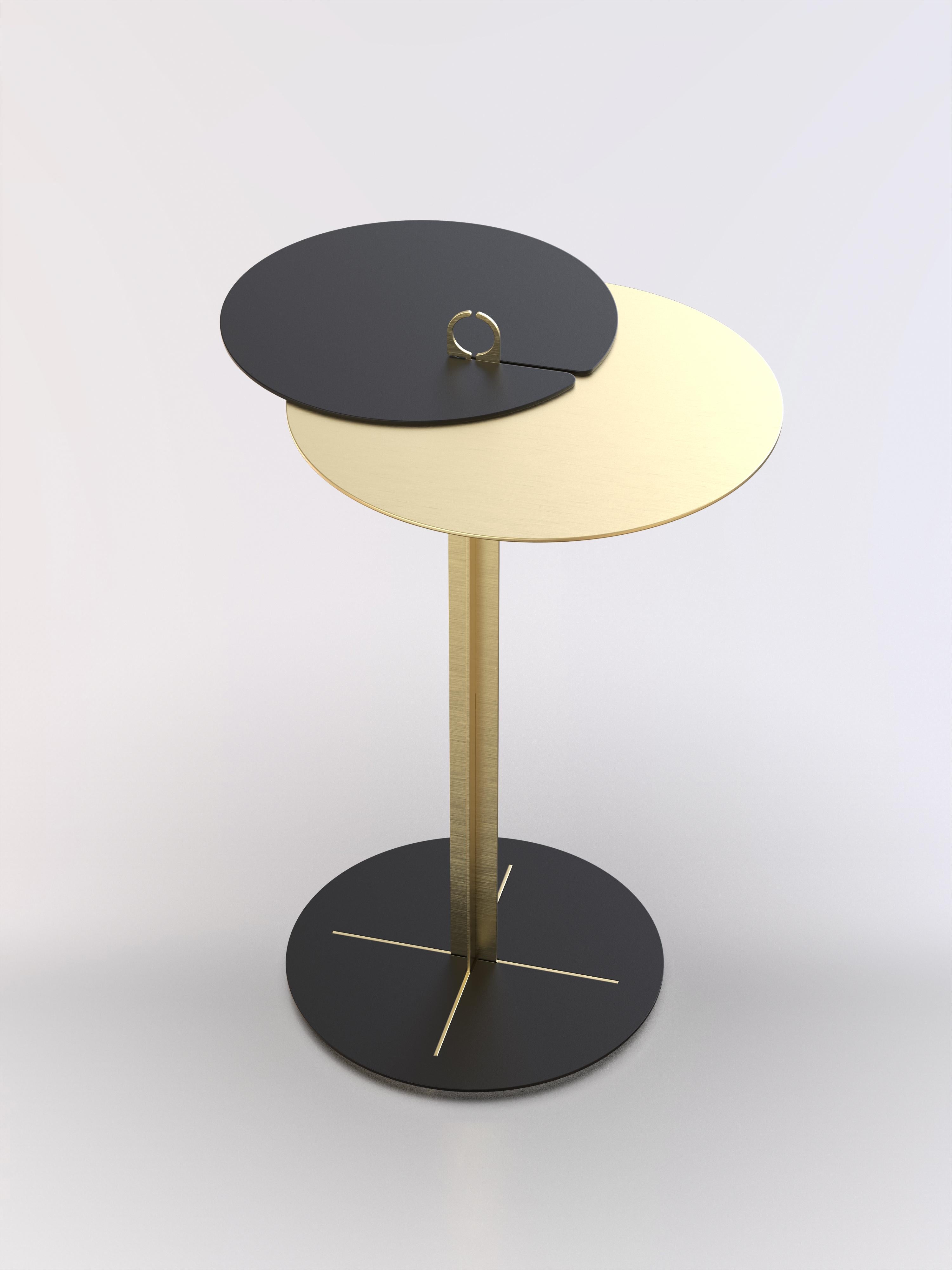 Table d'appoint réalisée en tôle découpée au laser avec une peinture noire interlock et une structure en laiton brossé.