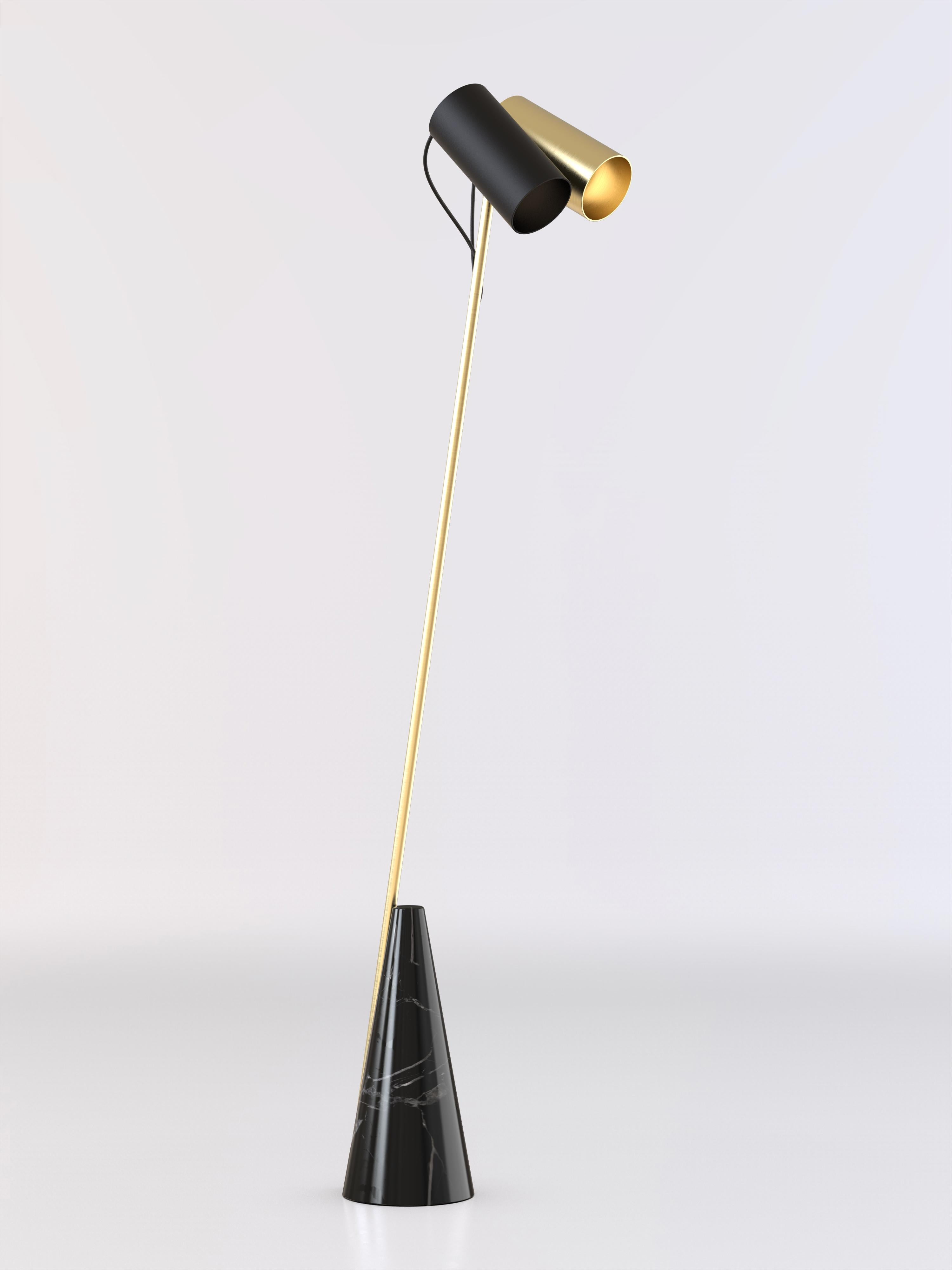 Lampada da terra con base in pietra nera Marquinha, struttura in ottone spazzolato e doppio paralume in vernice nera e ottone spazzolato.