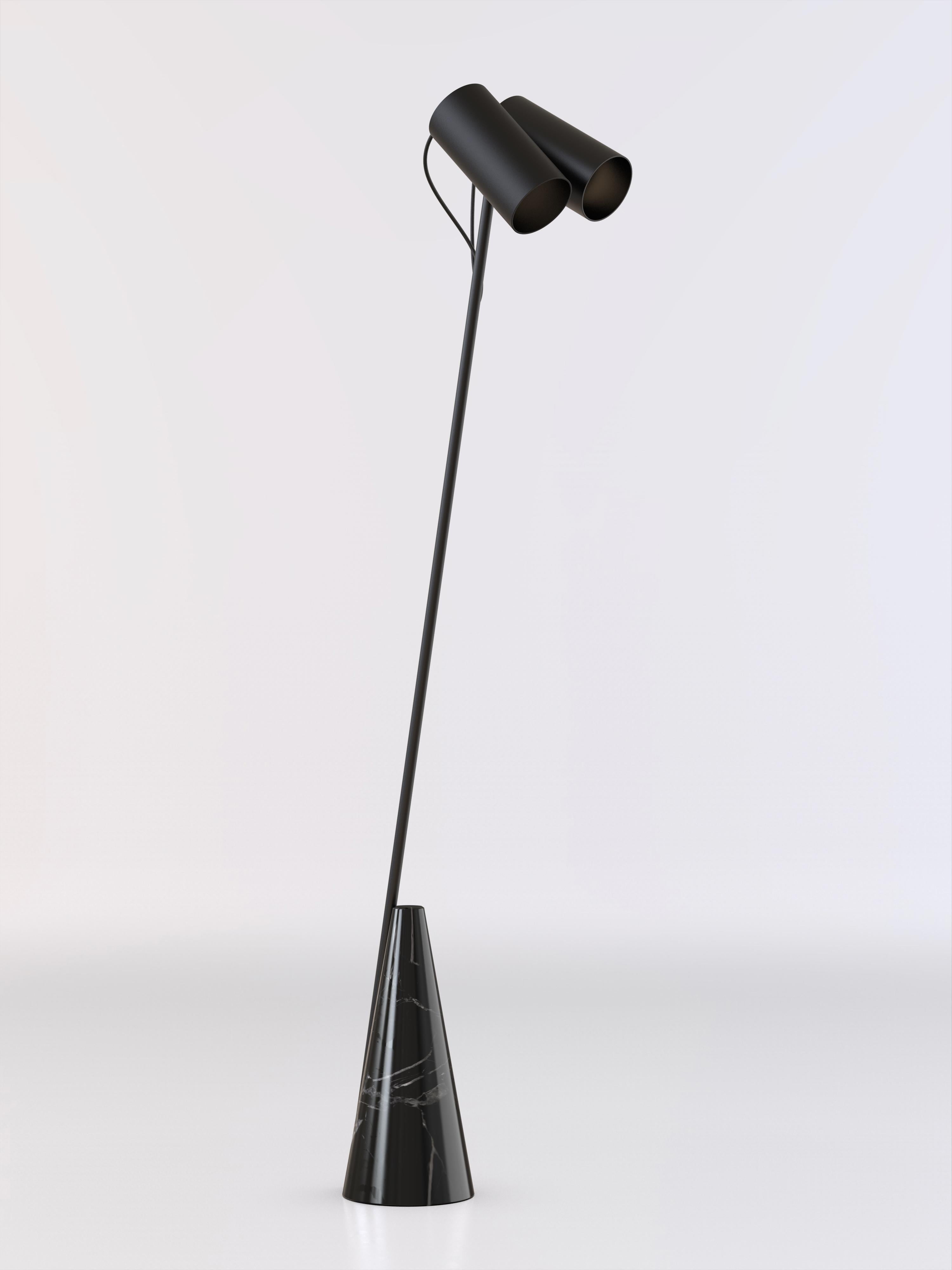 Lampada da terra con base in pietra nera Marquinha, struttura in vernice nera e doppio paralume in vernice nera.