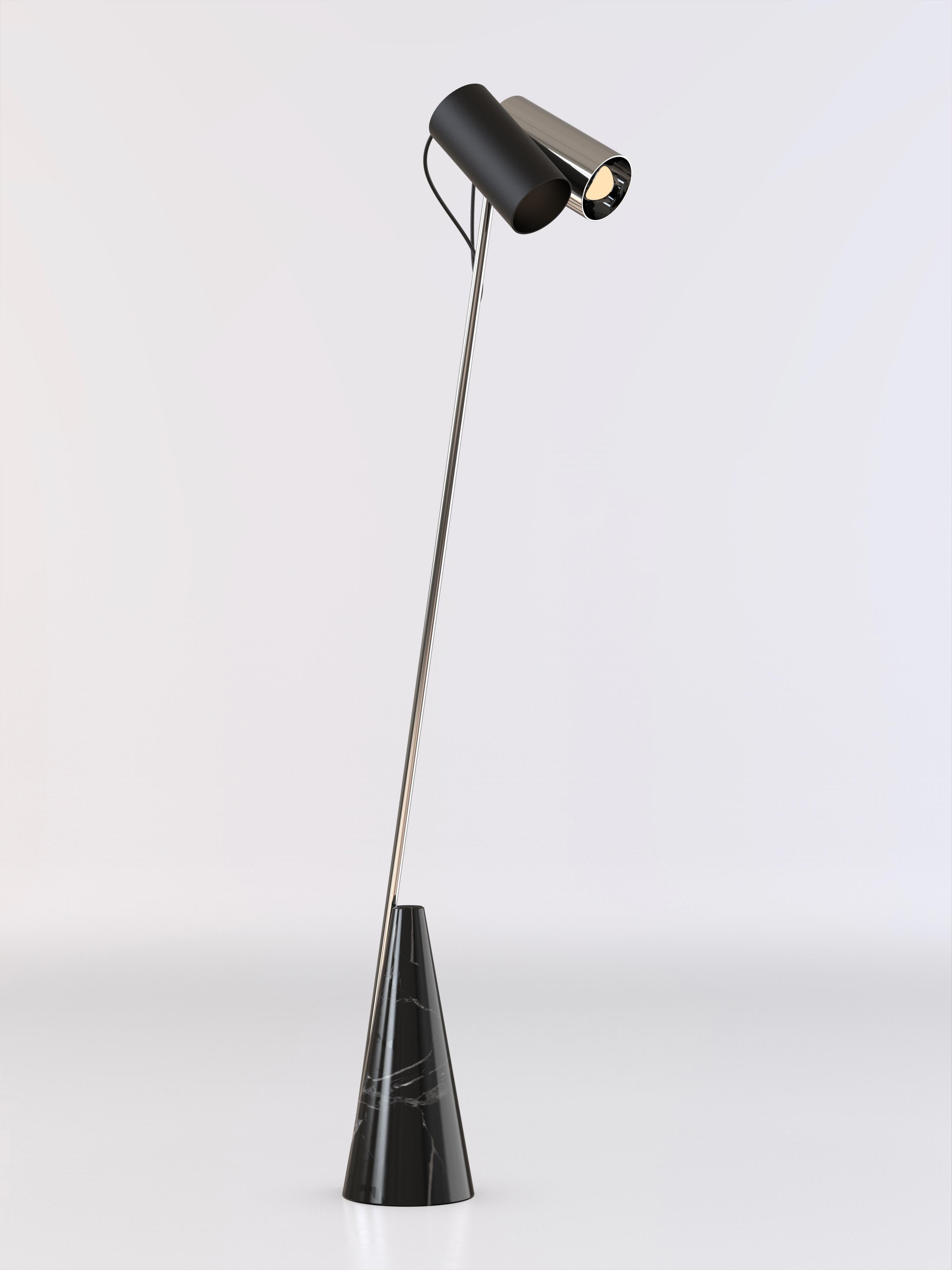 Lampada da terra con base in pietra nera Marquinha, struttura cromata e doppio paralume in vernice nera e cromo.