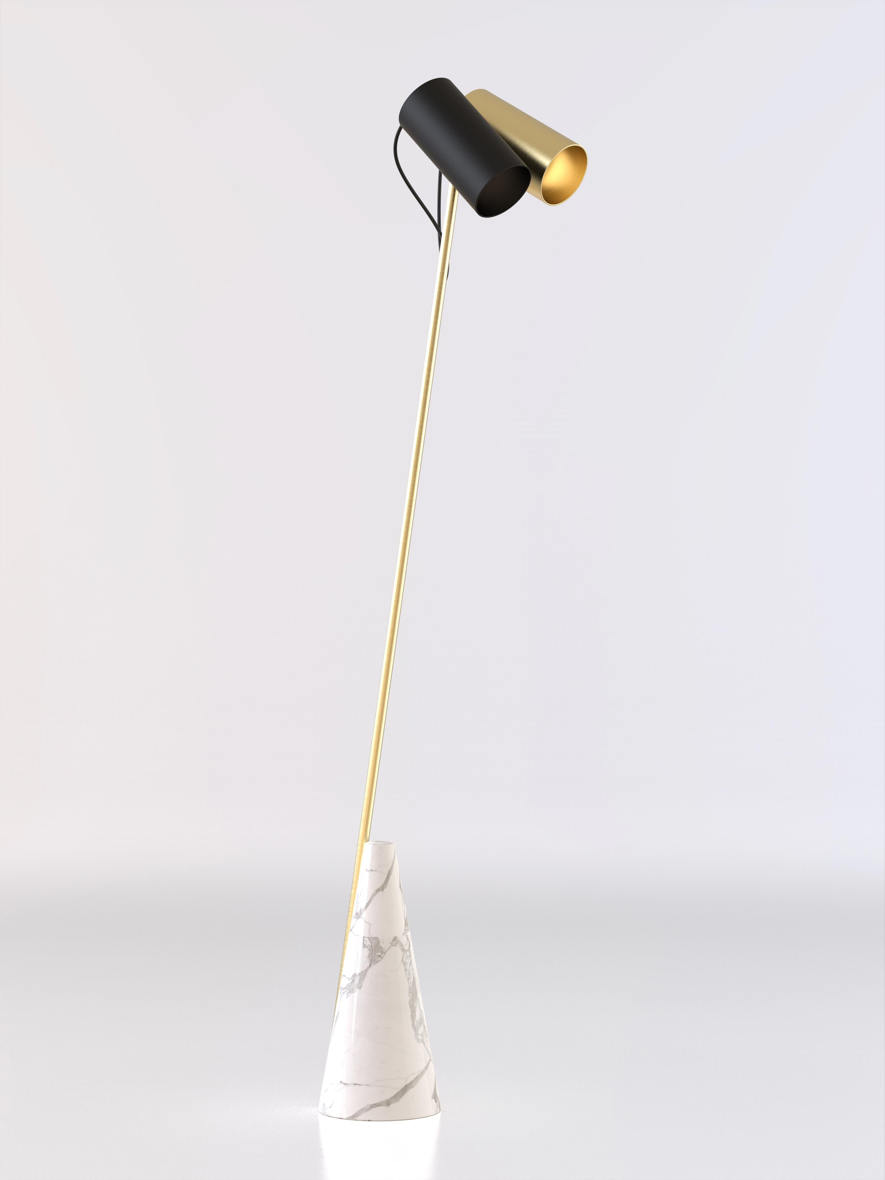 Lampada da terra con base in pietra bianca di Carrara, struttura in ottone spazzolato e doppio paralume in vernice nera e ottone spazzolato.