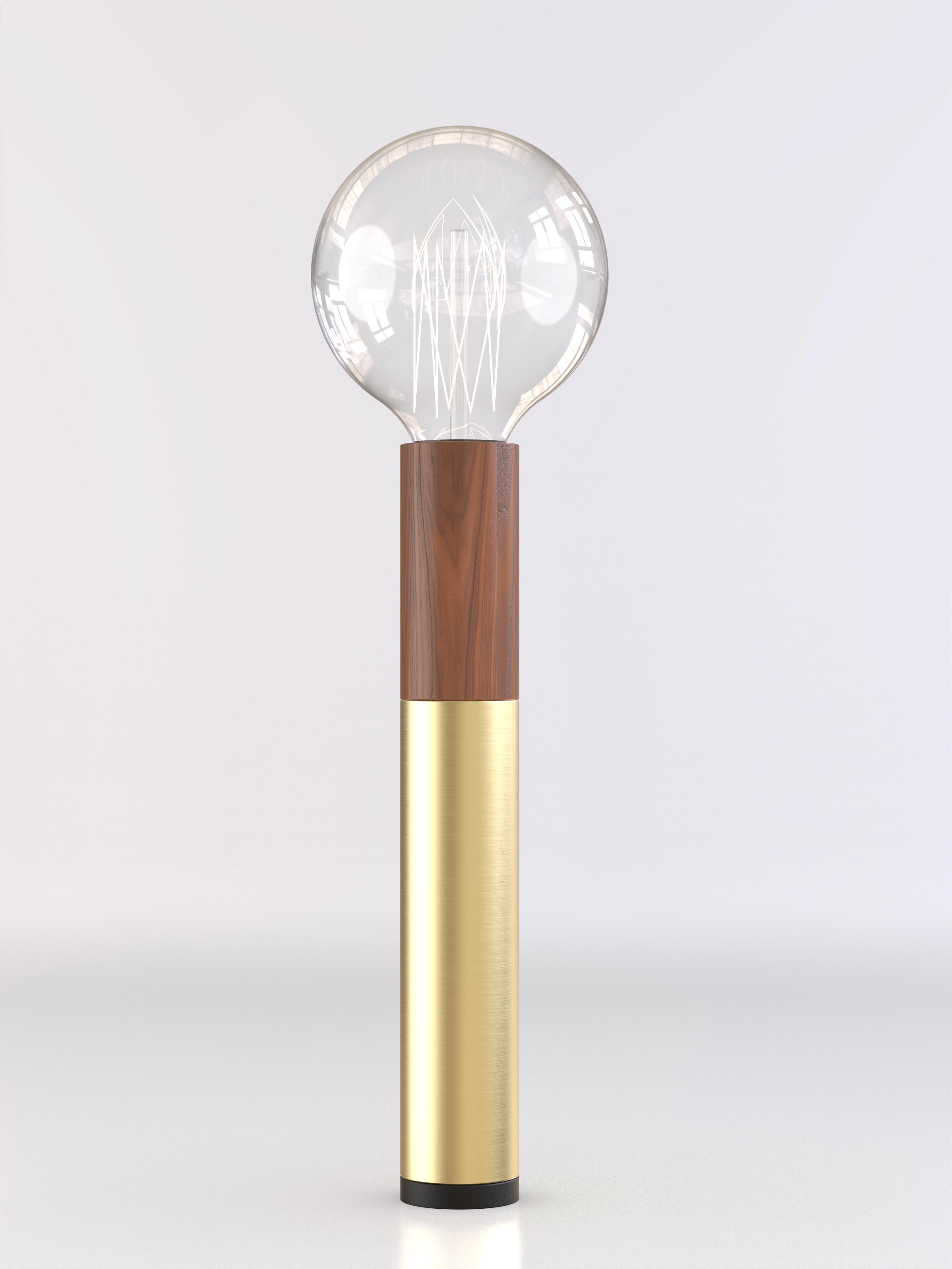 Table lamp with brushed brass, natural wood and black paint structure.