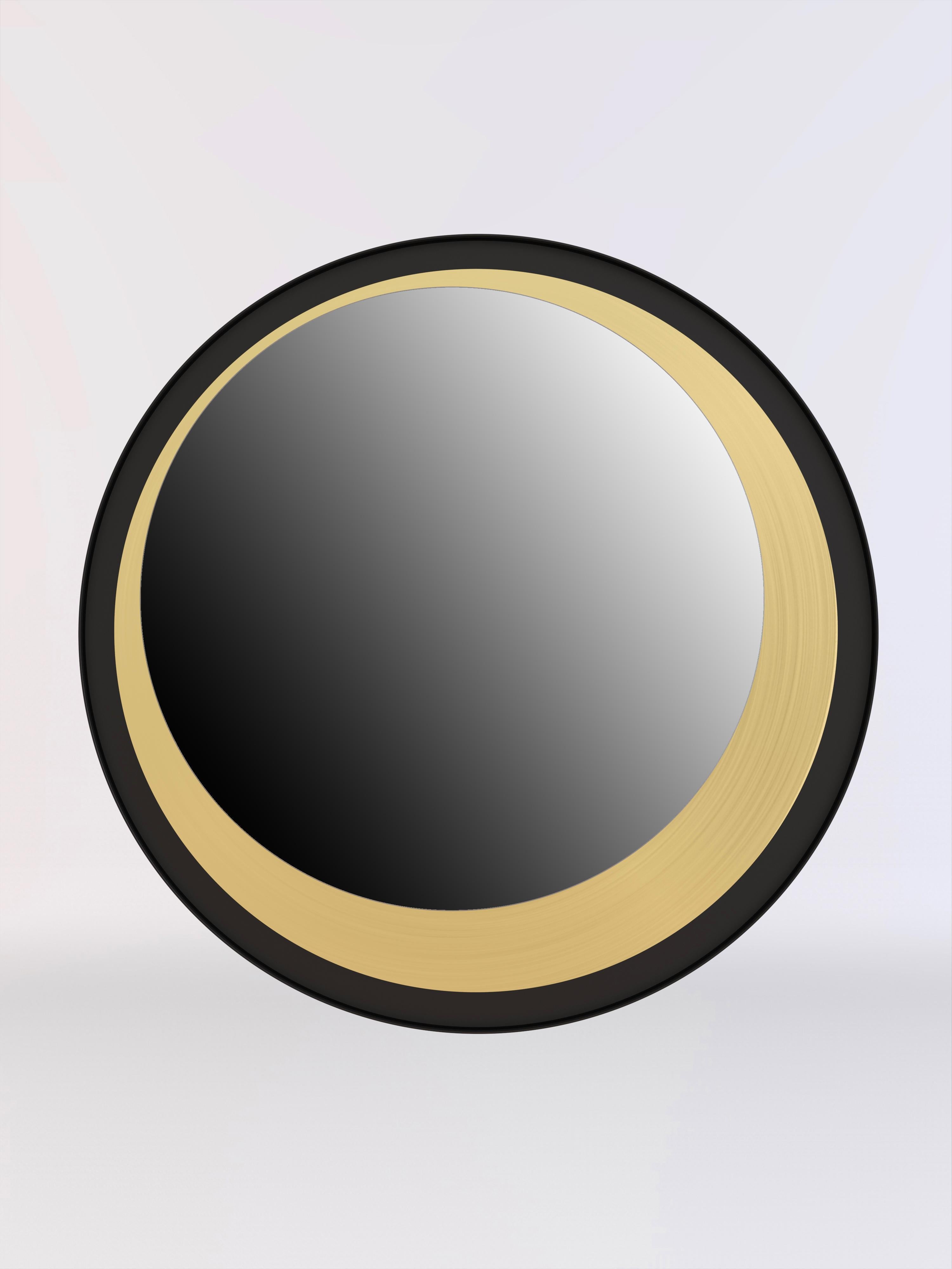 Specchio da parete con vernice nera e struttura in ottone spazzolato.
Lo specchio è dotato di quattro punti di sospensione, che consentono di montarlo in quattro diverse posizioni.