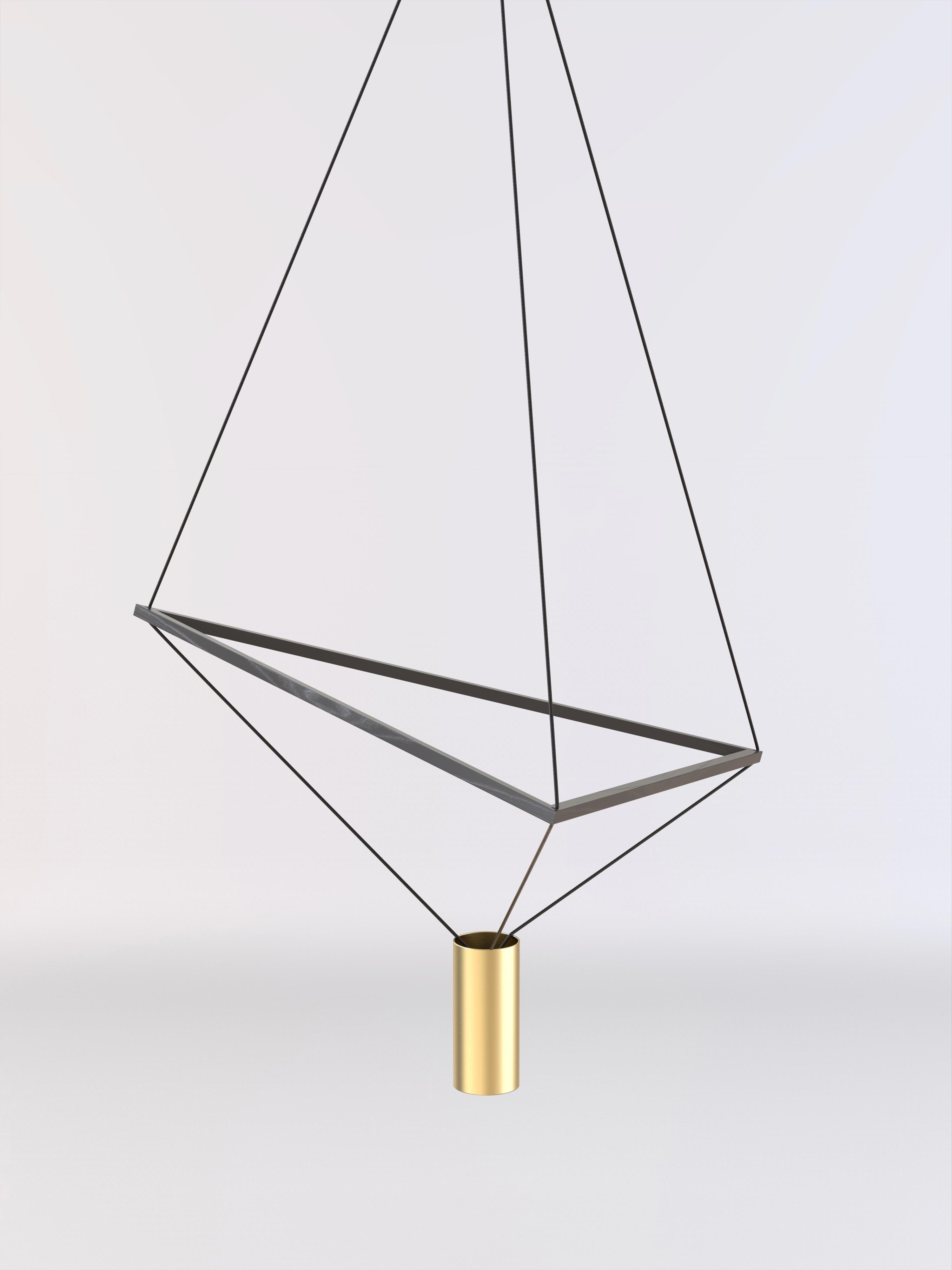 Lampada da soffitto con struttura in Wood Wood nero e paralume in ottone spazzolato.
La struttura triangolare in legno può essere inclinata liberamente, permettendo alla forma della lampada di generare molteplici forme geometriche.