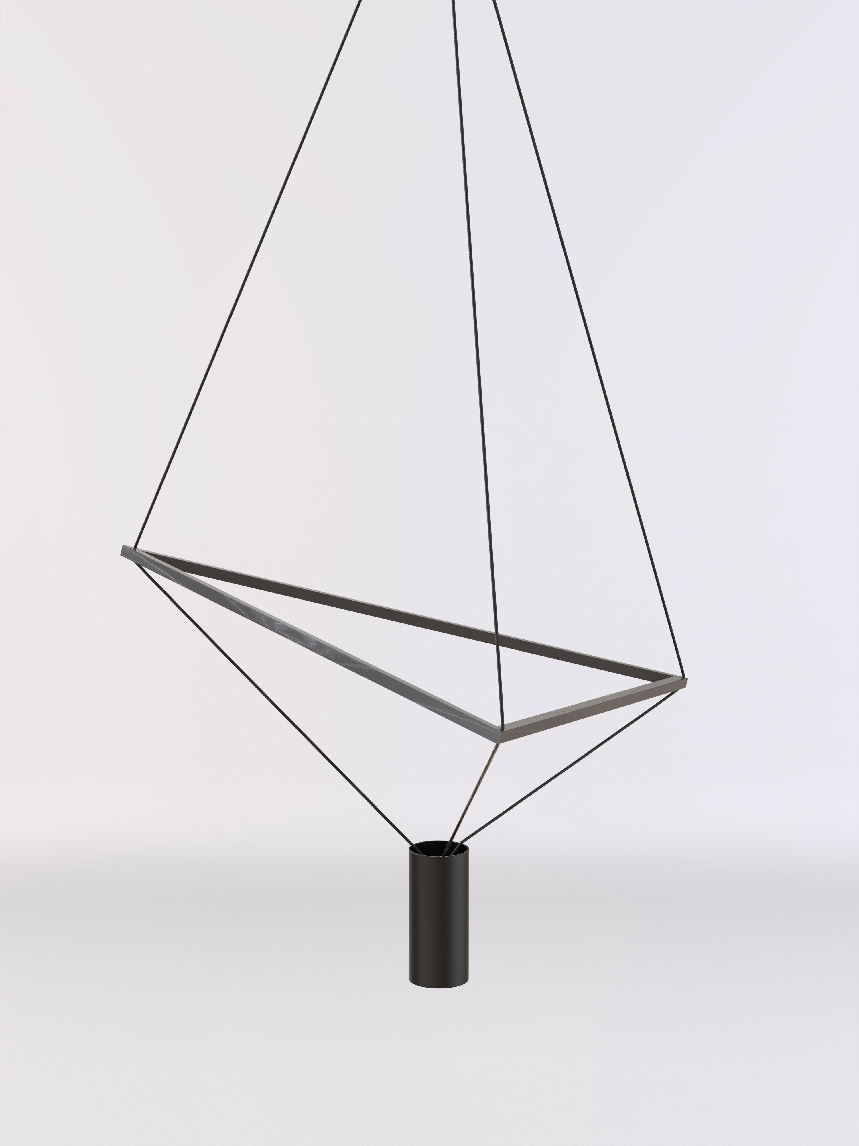 Lampada da soffitto con struttura in legno nero e paralume in vernice nera.
La struttura triangolare in legno può essere inclinata liberamente, permettendo alla forma della lampada di generare molteplici forme geometriche.