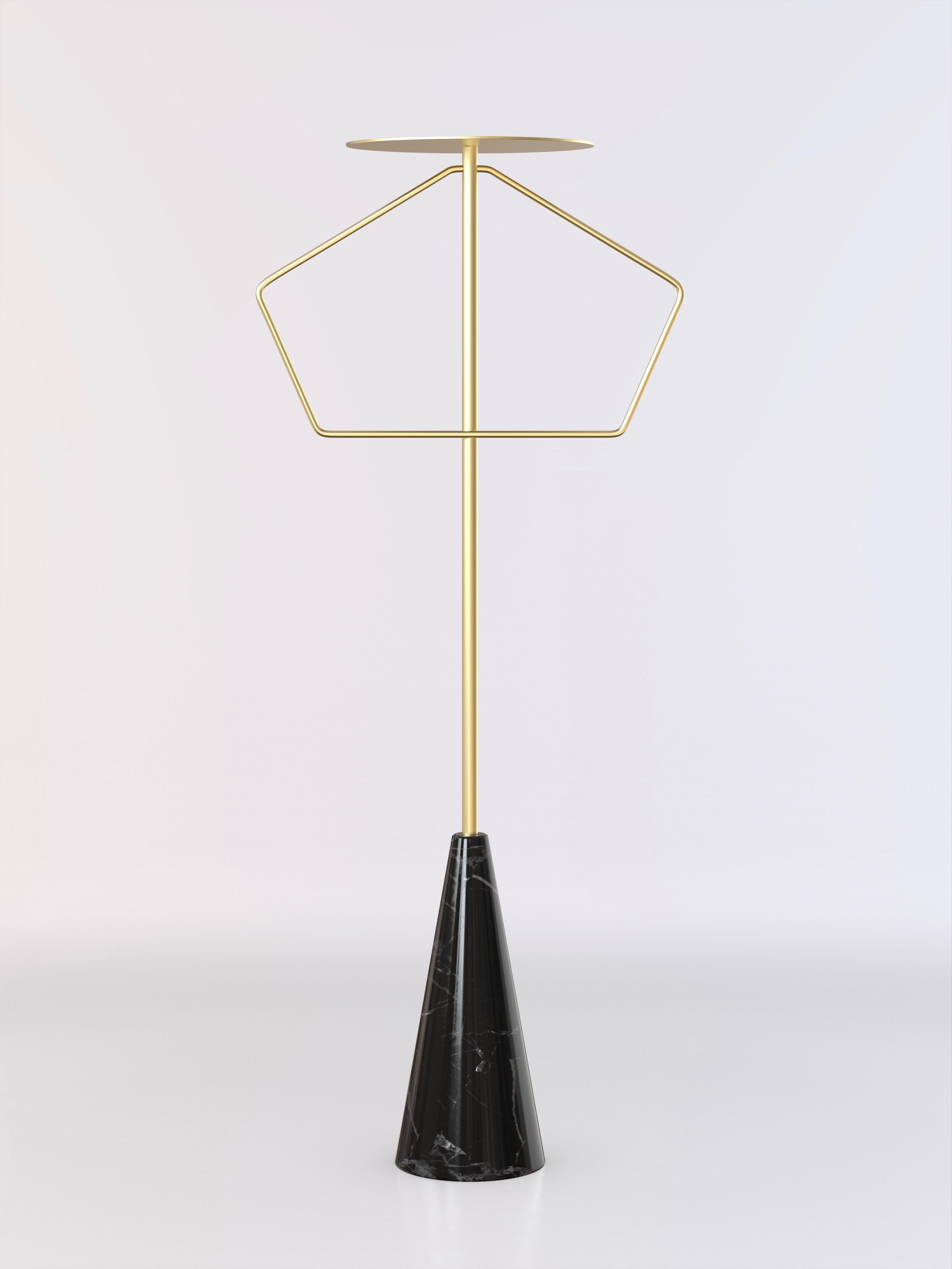 Valet stand with Marquinha black stone base and brushed brass structure.