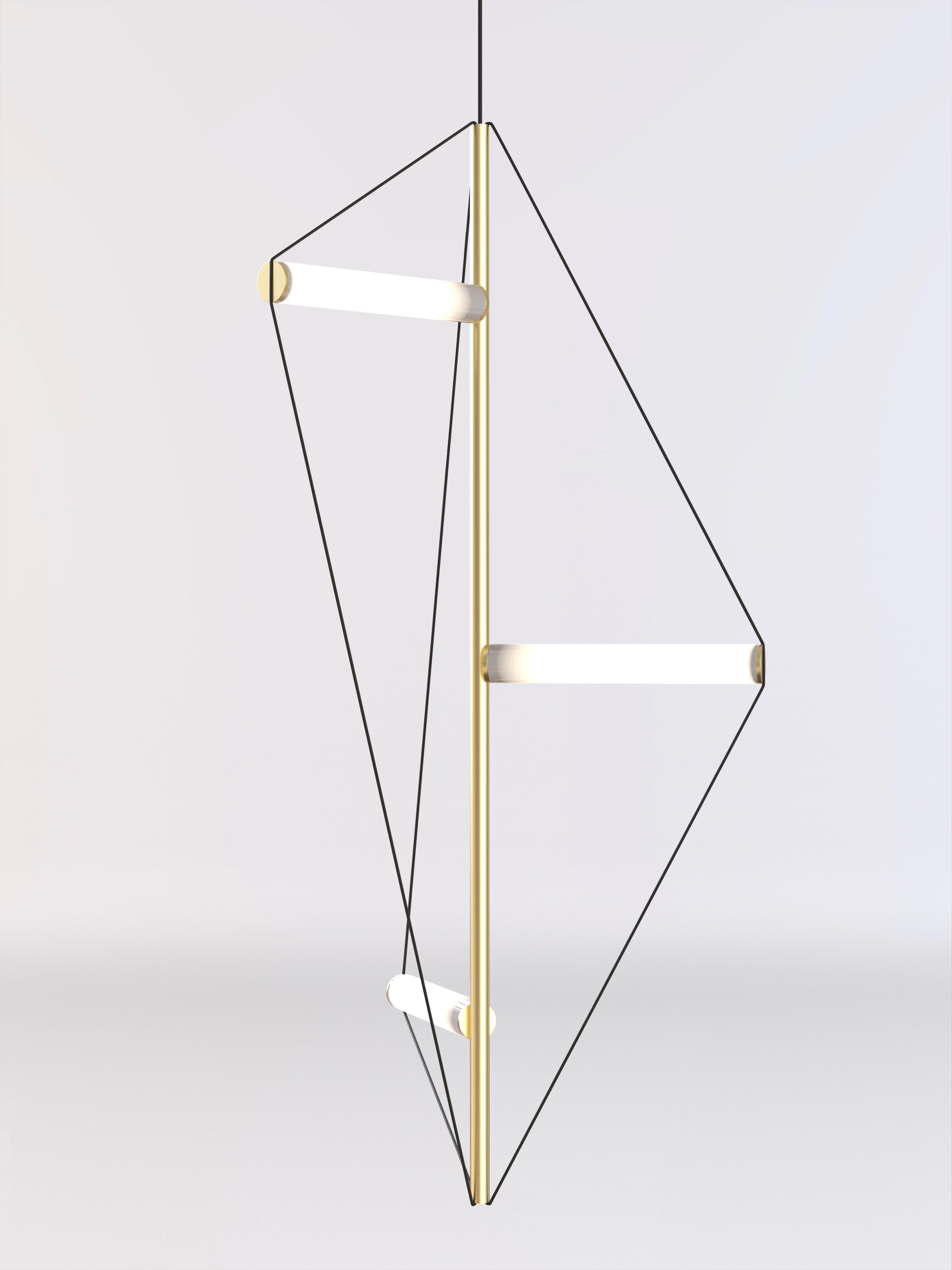 Lampada da soffitto con struttura in ottone spazzolato e tubi luminosi smerigliati tenuti insieme da tre fili elastici.