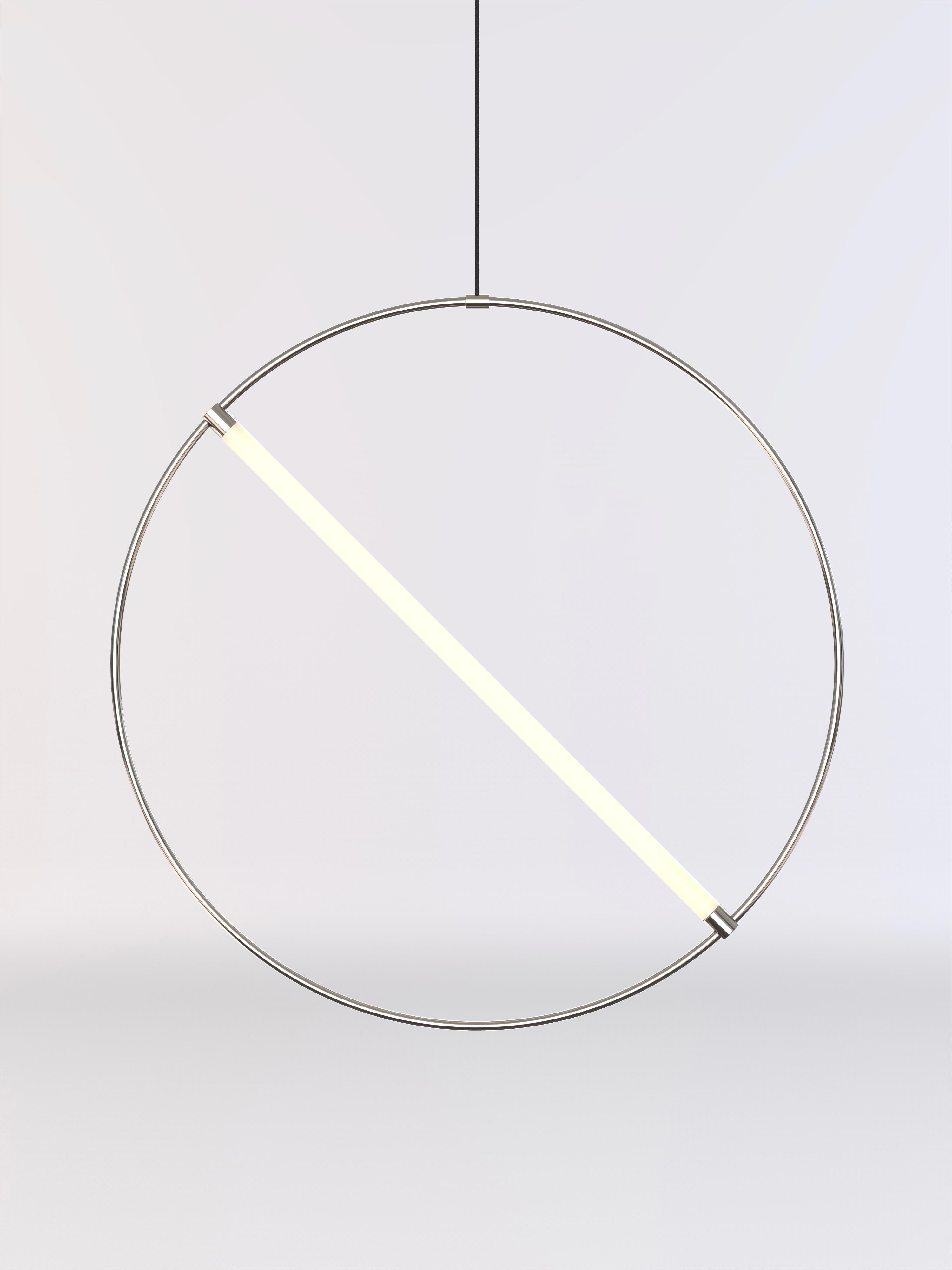 Lampada da soffitto composta da un tubo circolare cromato e da un tubo luminoso smerigliato.