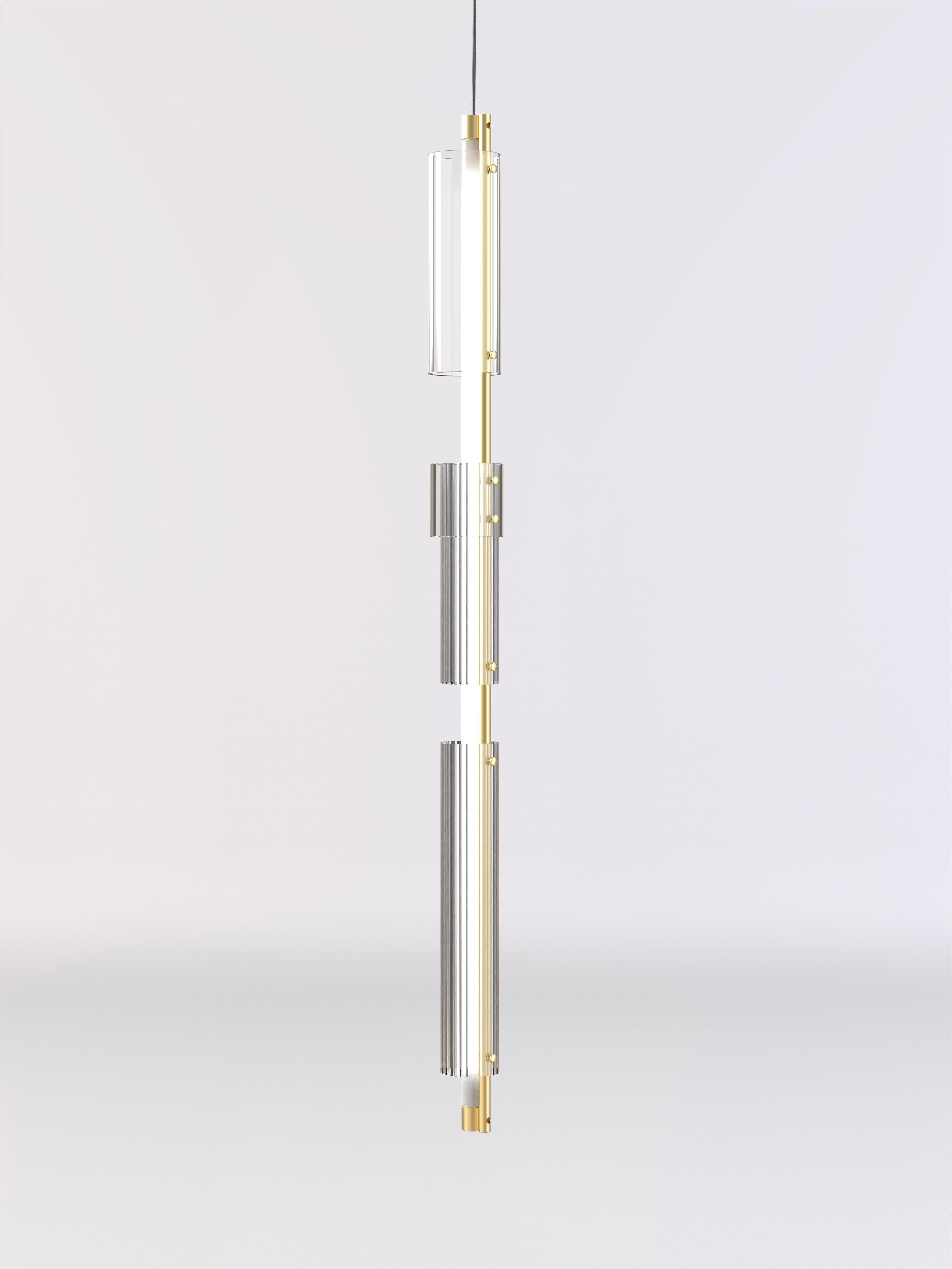 Lampada da soffitto con struttura in ottone spazzolato, tubo luminoso smerigliato e anelli in vetro.