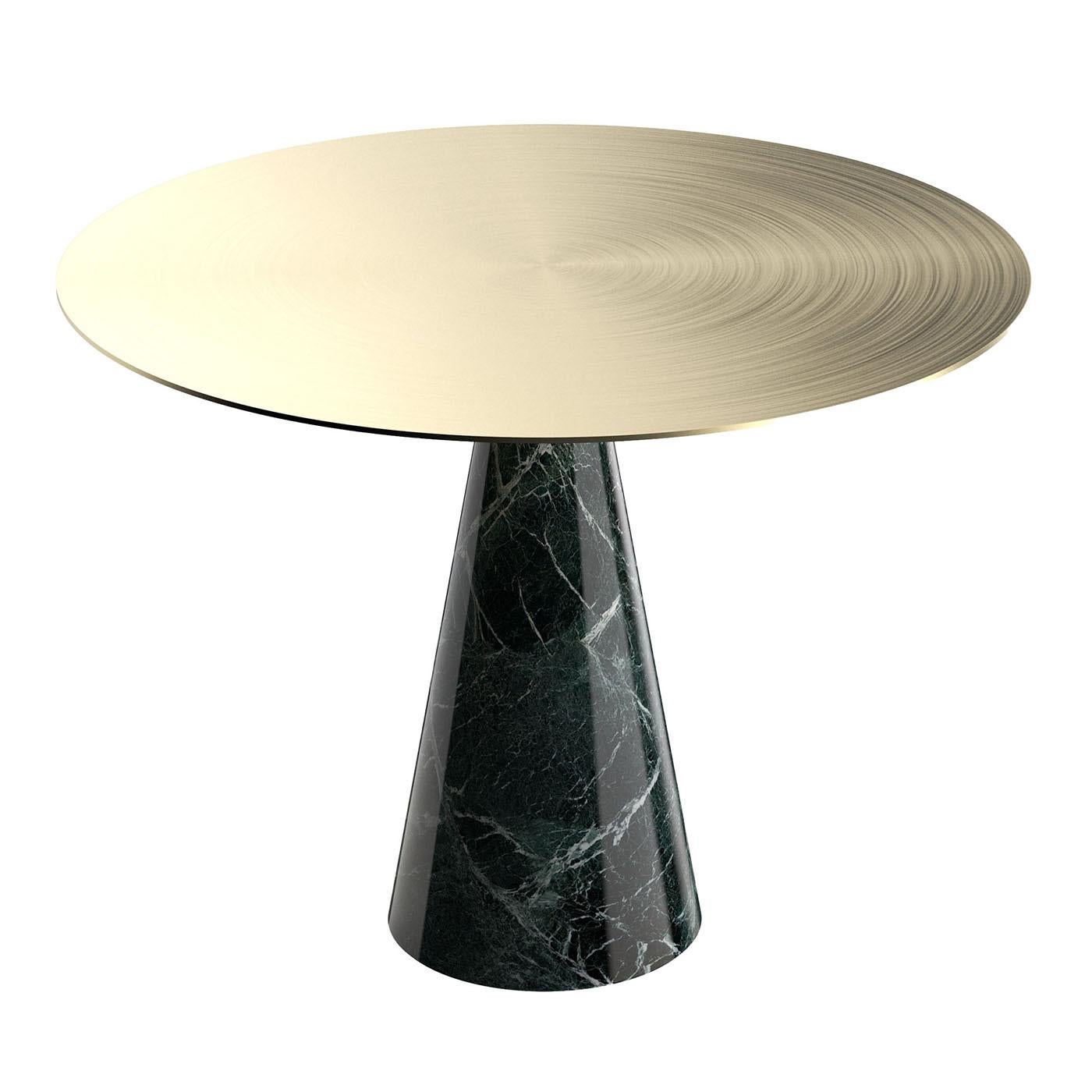 Cette table basse présente une base conique en marbre vert, complétée par un plateau circulaire en métal doré. Sa conception intègre une fonction de hauteur reconfigurable, permettant de régler le plateau de la table à trois niveaux différents,