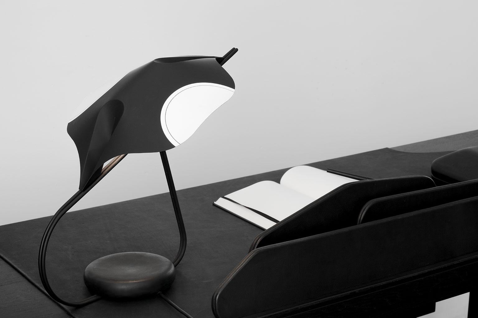 Français edaLight, lampe de bureau en papier, métal noir et béton, Ymer&Malta, France  en vente