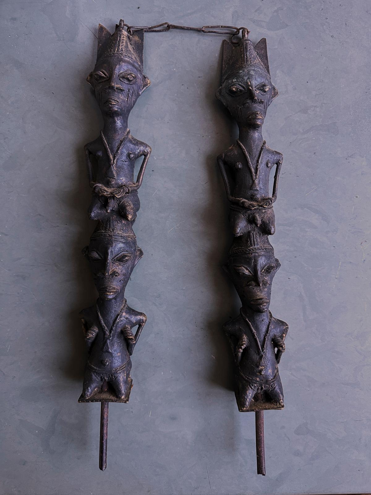 Paar Stäbe der Ogboni-Gesellschaft aus Bronze und Eisen vom Volk der Yoruba, Nigeria, Anfang des 20.
Bei den Yoruba im Südwesten Nigerias gab und gibt es den Geheimbund der Ogboni, der auf das soziale und religiöse Leben der Menschen Einfluss nimmt: