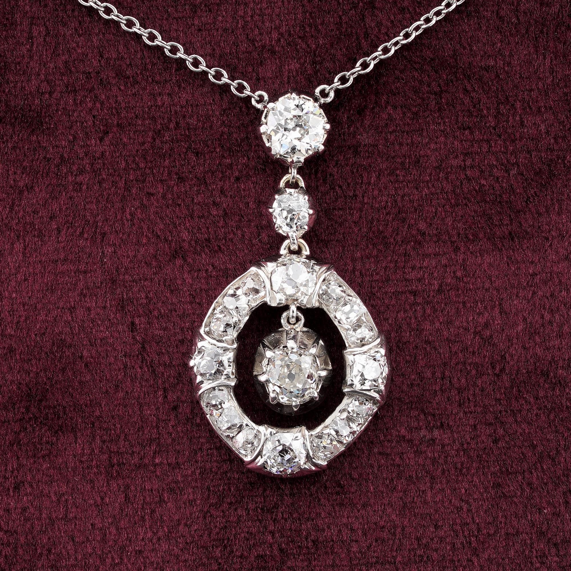 Diamant scintillant
Ce très charmant collier pendentif antique en diamant date du début du siècle dernier, 1900/09 ca.
Design/One : un design d'un autre temps qui attire l'attention
Elegant et intemporel, rempli de diamants scintillants, blancs et