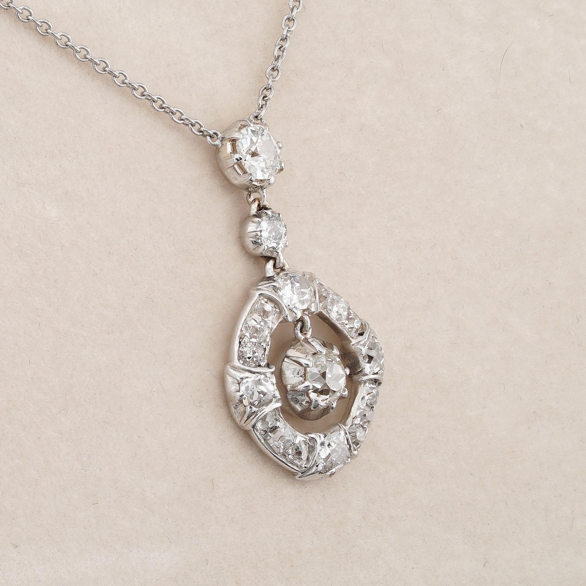 Édouardien Collier pendentif en platine avec diamant taille vieille mine de 1,80 carat d'Edardian en vente