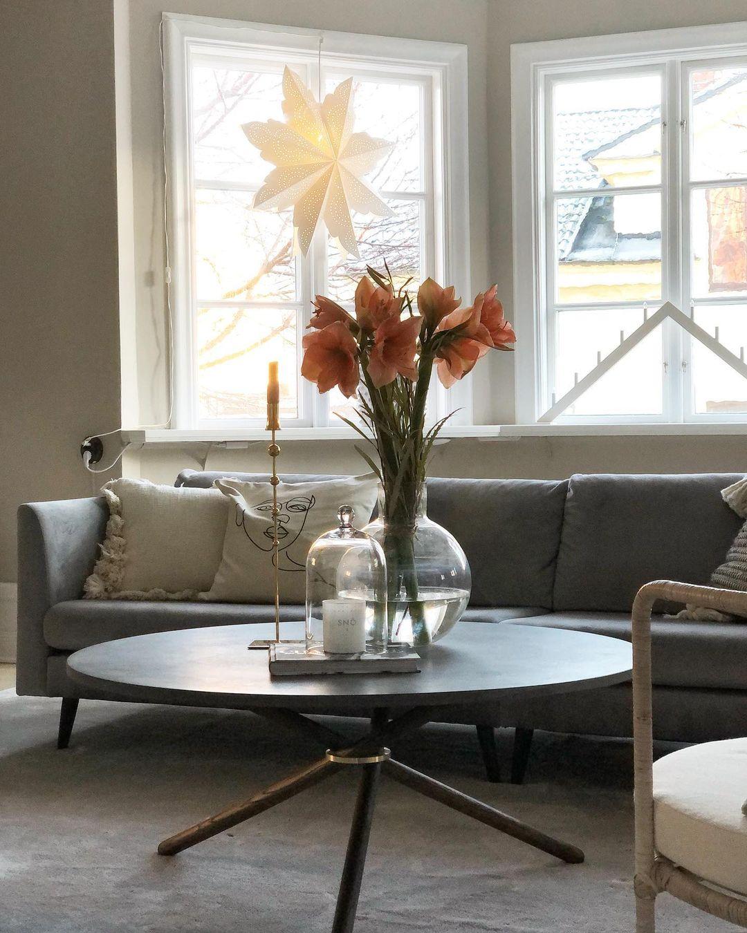 Table basse Edda à plateau en béton foncé et pieds en Oak foncé par Eberhart Furniture
Dimensions : D 105 x H 46 cm.
MATERIAL : Chêne foncé, béton foncé, laiton.

Disponible dans d'autres finitions. Veuillez nous contacter.

Eleg - une table basse