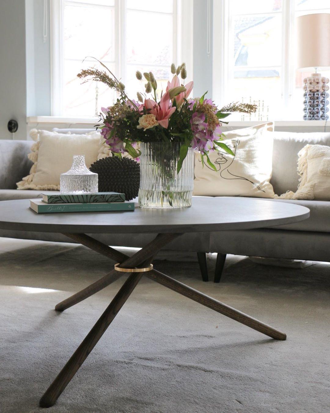 XXIe siècle et contemporain Edda Dark Concrete Top and Dark Oak Legs Coffee Table by Eberhart Furniture en vente