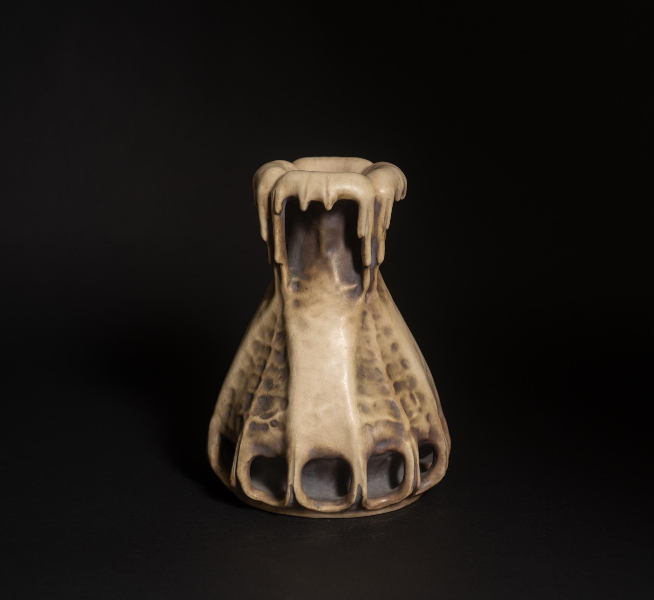 Drip-Vase aus der Edda-Serie mit vier Henkeln von Fritz Eichmann für RStK Amphora (Art nouveau) im Angebot