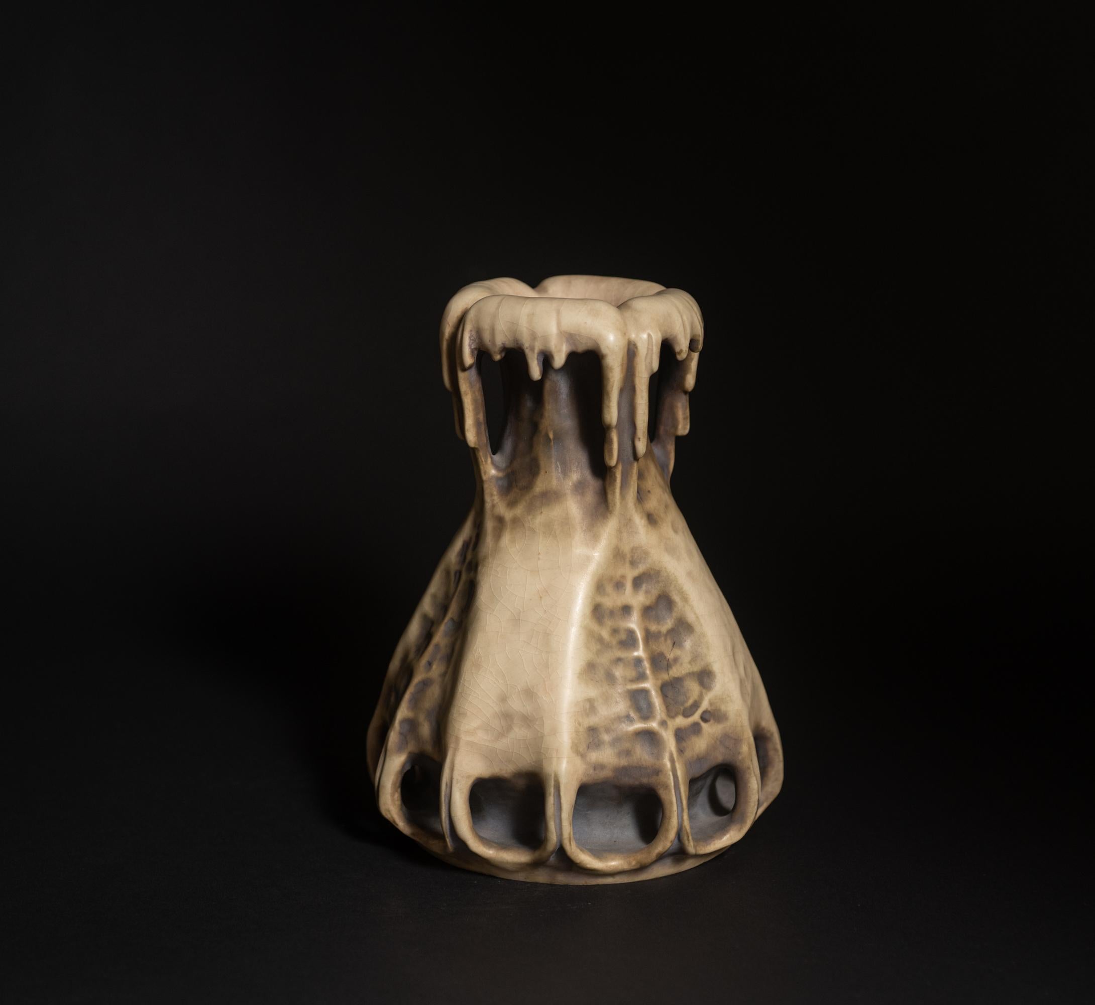 Drip-Vase aus der Edda-Serie mit vier Henkeln von Fritz Eichmann für RStK Amphora (Frühes 20. Jahrhundert) im Angebot