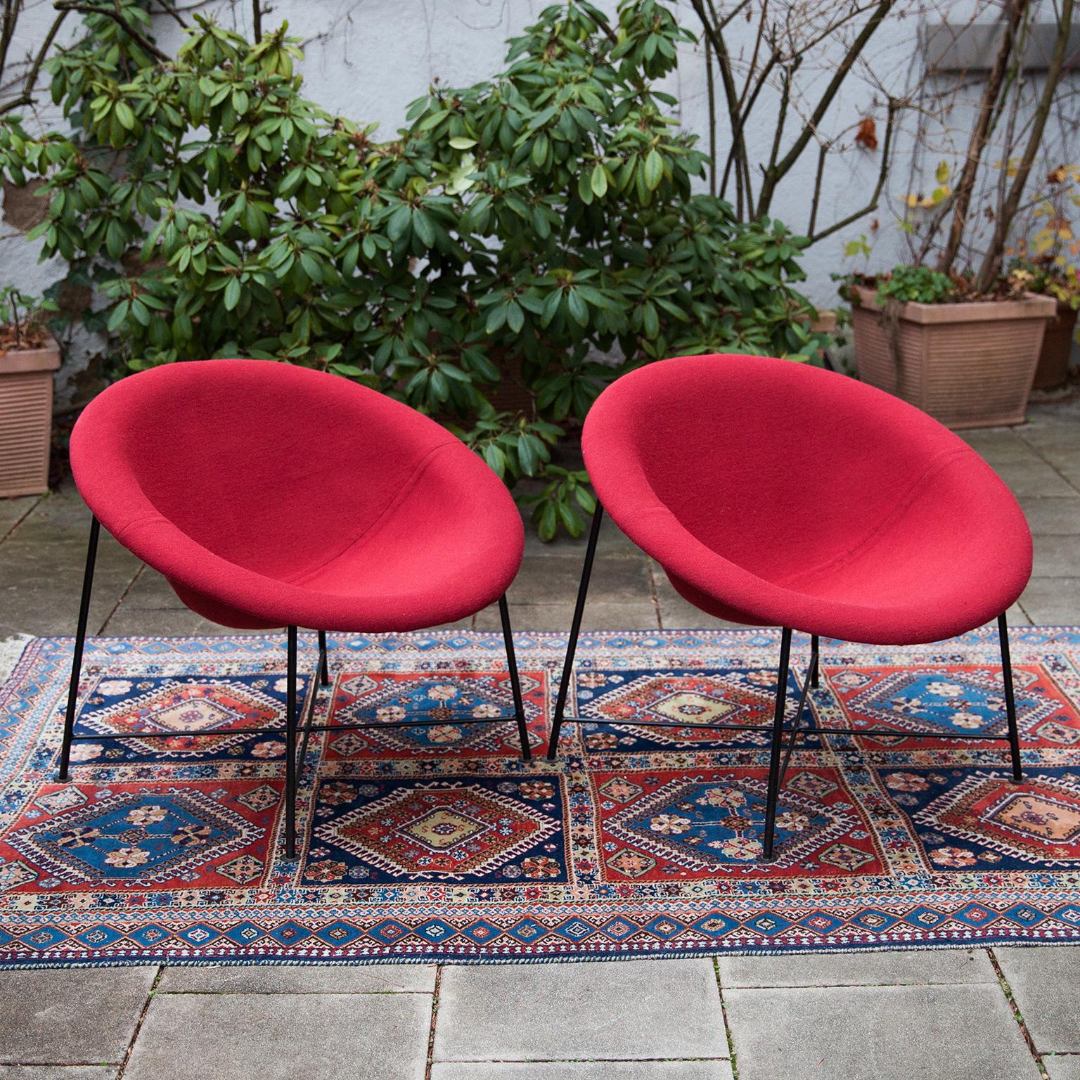 Pair of shell chairs Model 774. Designed circa 1957. Polyester seat, new newly upholstered Bordeaux red fabric, black lacquered metal.
Literature: Hatjes, Wie Wohnen Band 3 Möbel, Stuttgart 1957, Abb. S. 58.