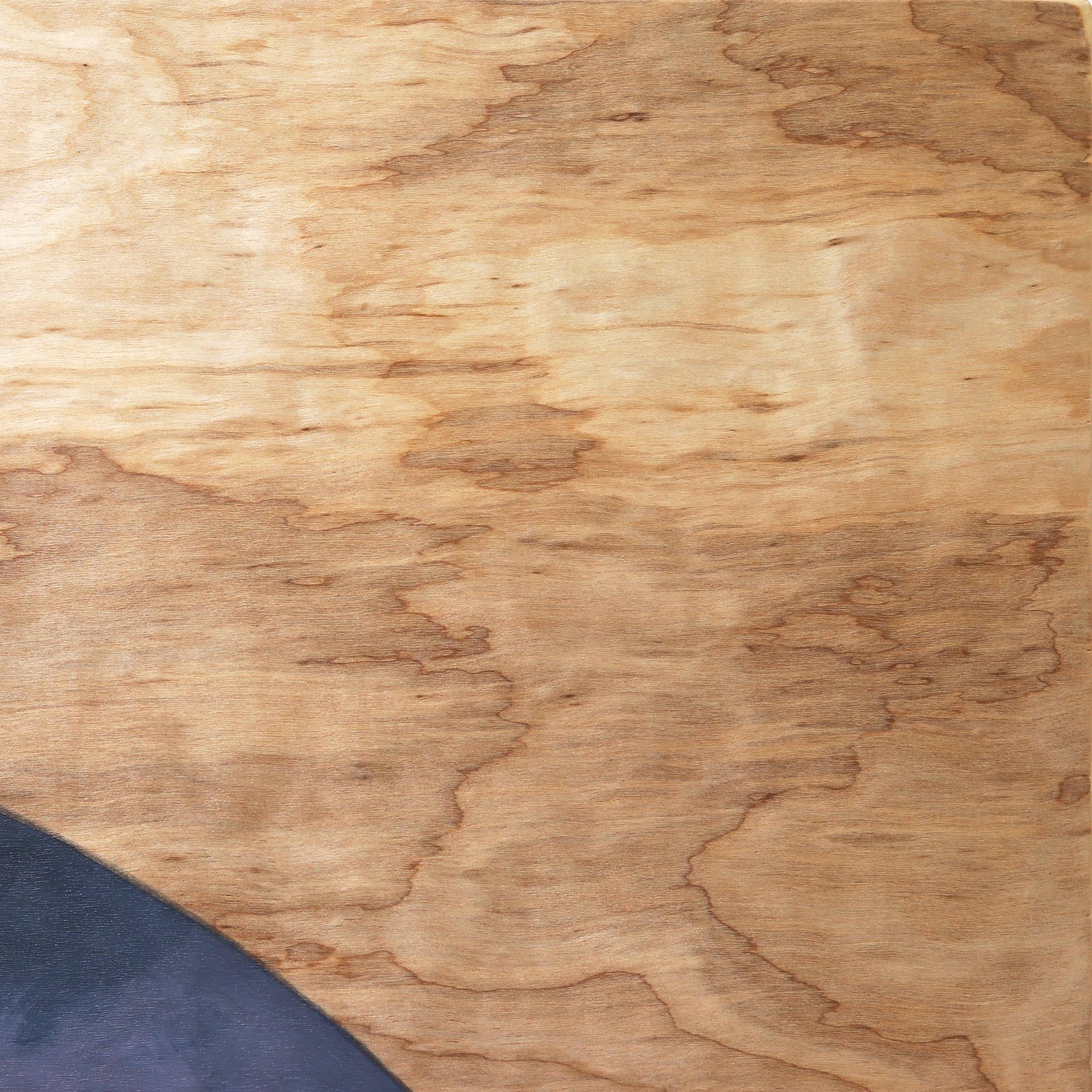 Eddy Lees figurative, surrealistische Porträtgemälde auf belichtetem Holz zeigen gefühlsbetonte Sirenen, die ein Gefühl von Geheimnis und Verführungskraft hervorrufen. Seine originellen Kunstwerke kombinieren geometrische Elemente mit unschuldigen