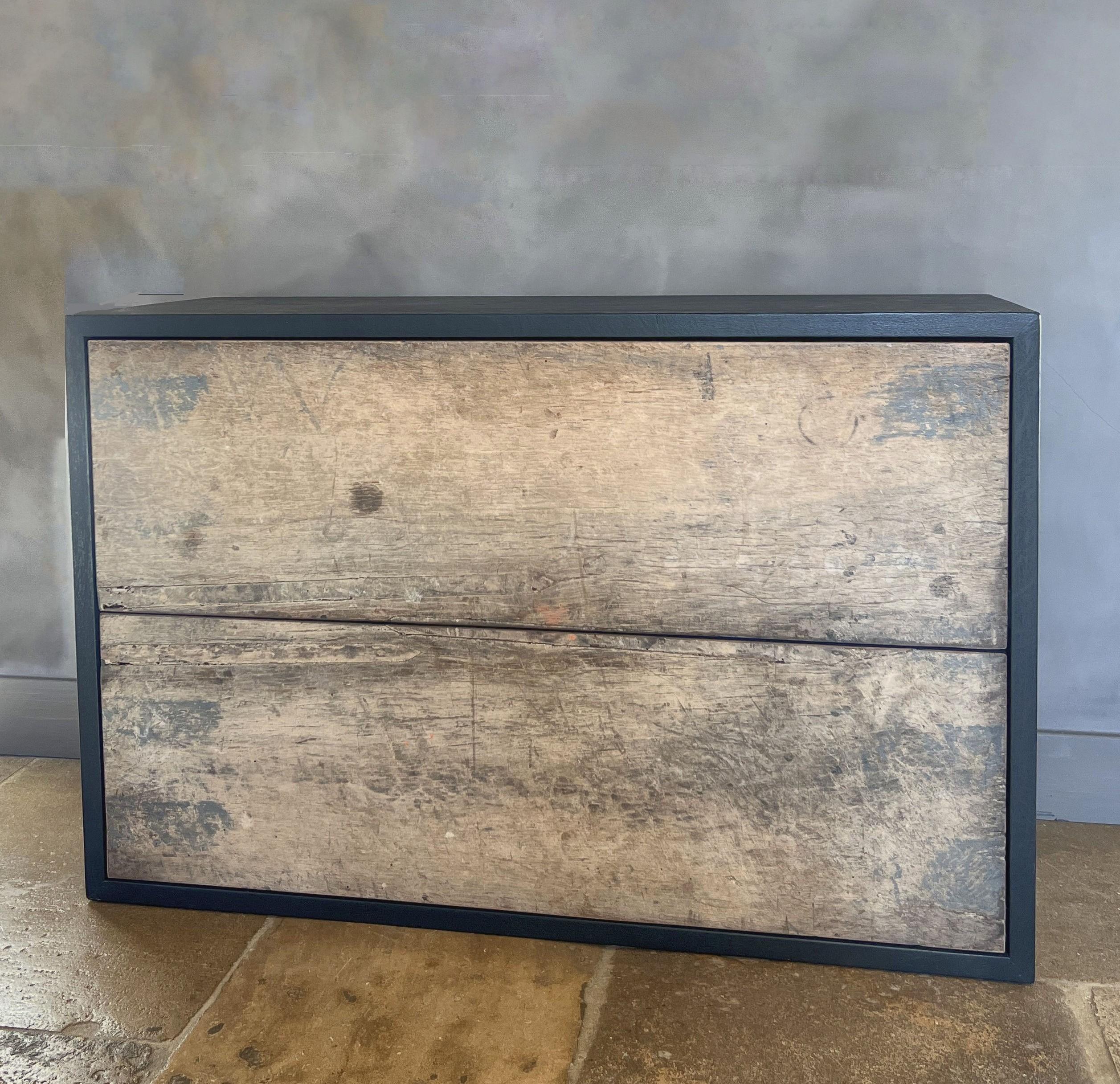 La nostra cassettiera EDE si ispira ai mobili di montagna minimalisti del XVII secolo,  modernismo di metà secolo e le lastre di legno recuperate della nostra collezione. Il corpo è realizzato con impiallacciatura di vecchie travi di Oak e i