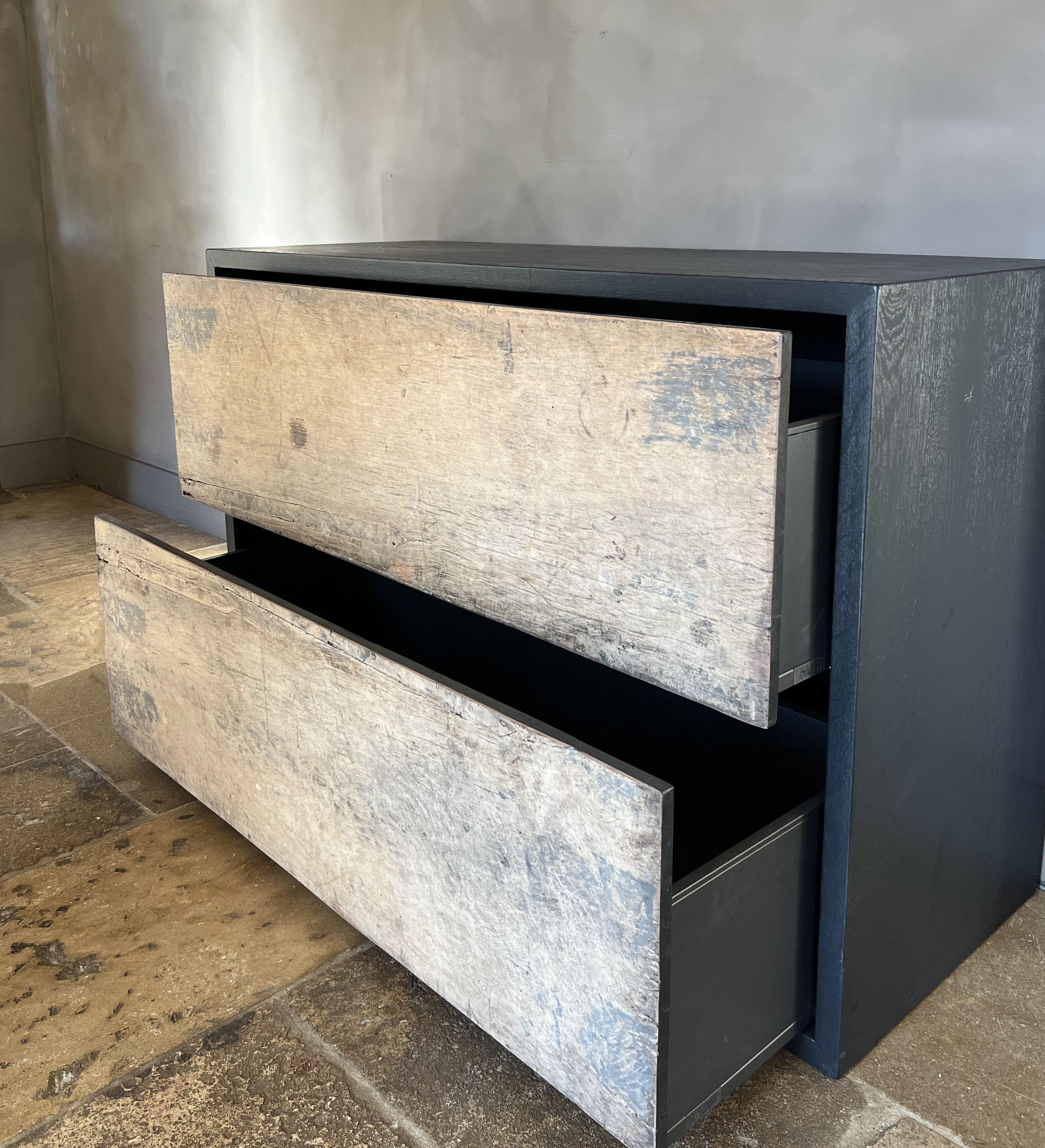 Cassettiera EDE in noce e quercia recuperata in vendita 1