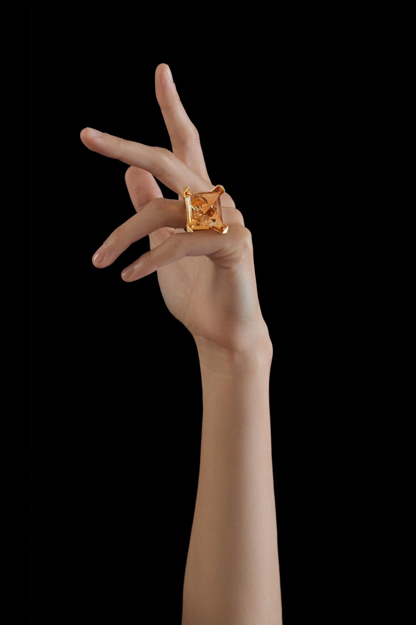 Handcrafted in France in our High Jewelry Paris workshop. Designed by Édéenne, artist and founder of Maison Édéenne, this one-of-a-kind 18K yellow gold ring is made of an imposing citrine of 43 carats set “upside down”, a 1.03 carat cognac diamond