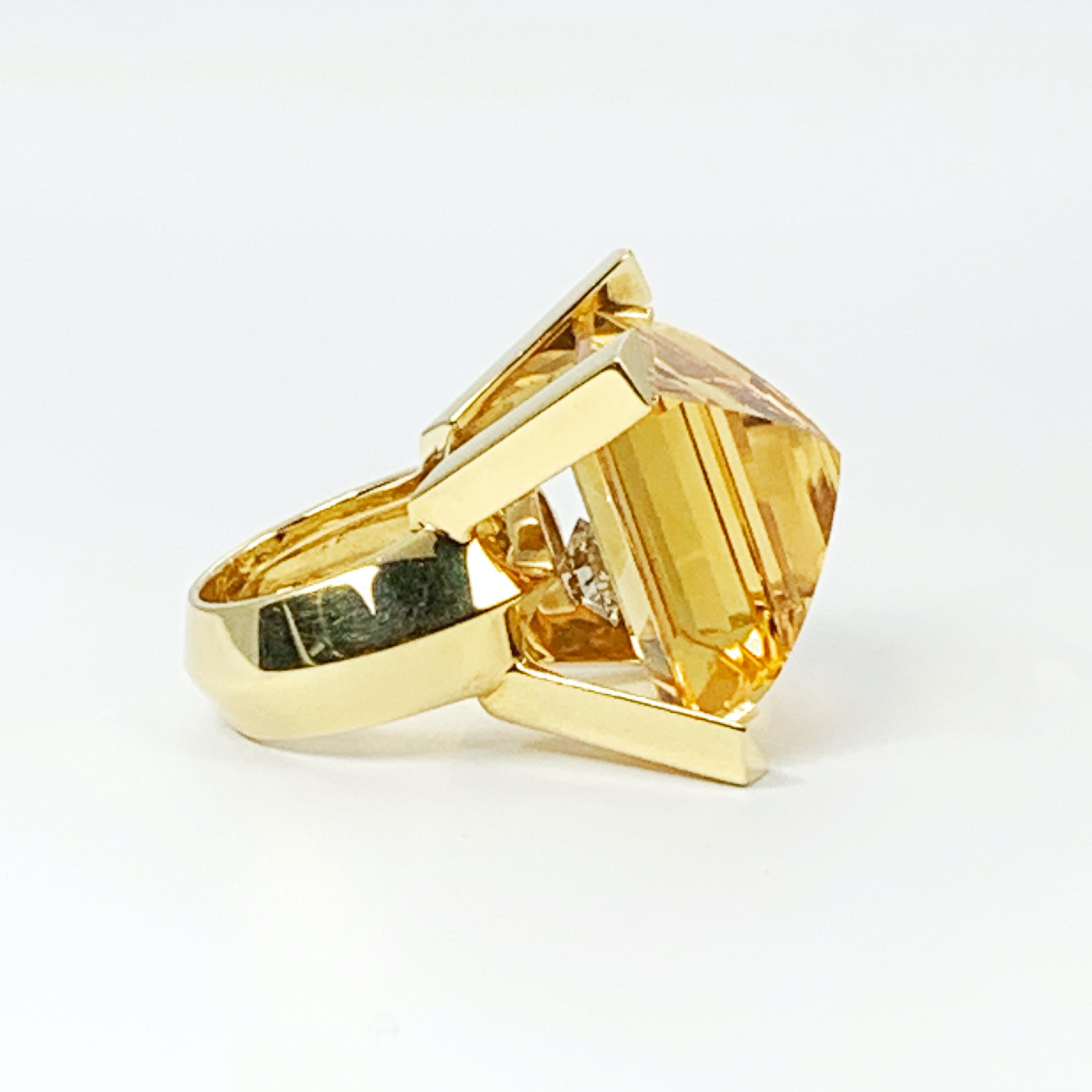 43 Carat Citrine, Cognac Diamond and 18K Gold Geometric Pyramid Ring by Édéenne For Sale 1