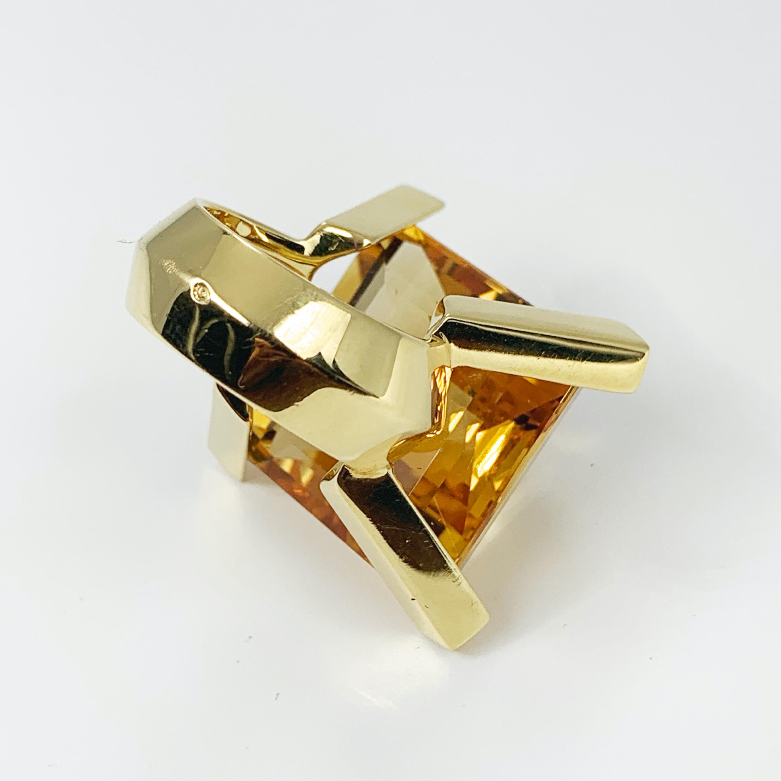 43 Carat Citrine, Cognac Diamond and 18K Gold Geometric Pyramid Ring by Édéenne For Sale 2