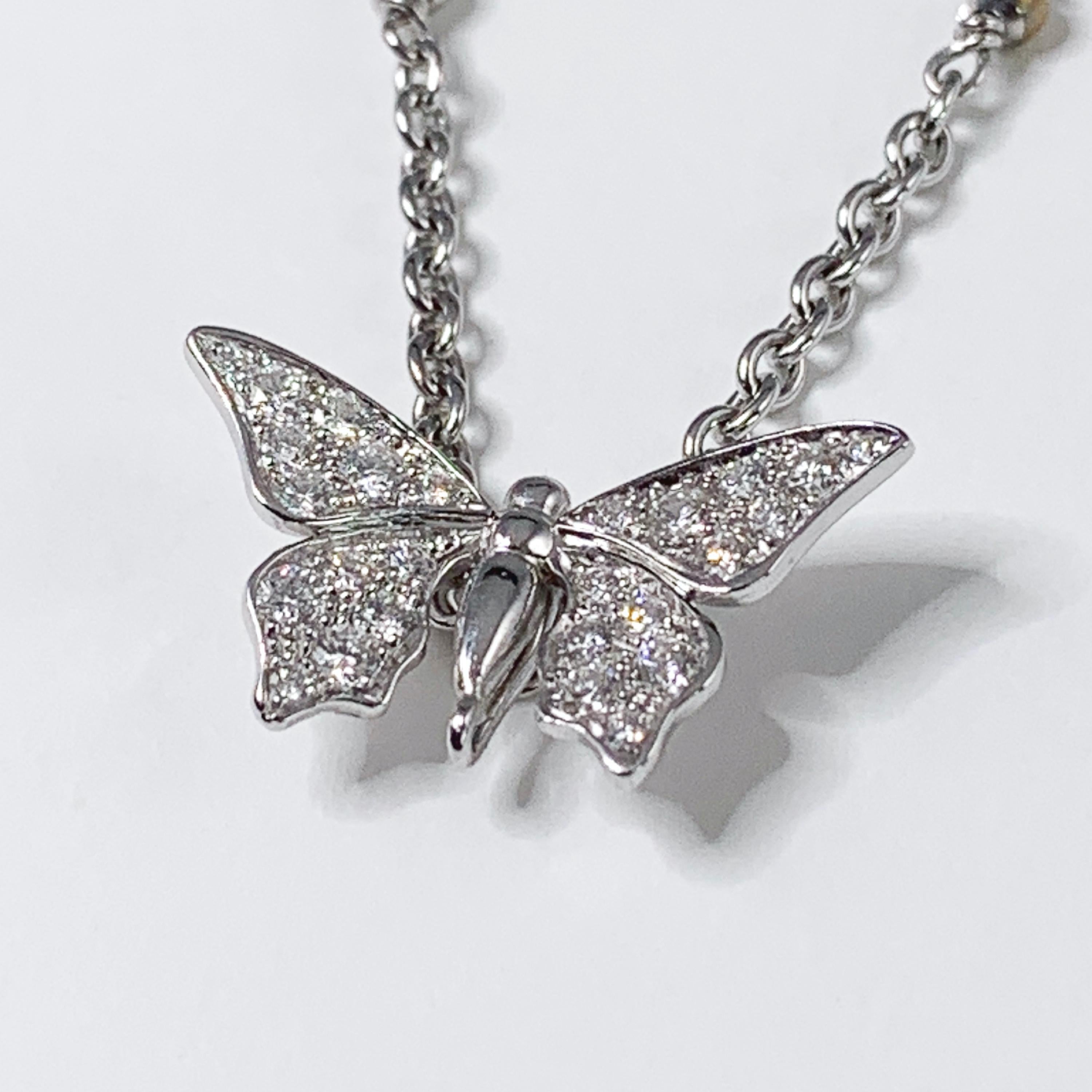 Brilliant Cut Édéenne Butterfly Diamonds and 18 Karat Gold Pendant For Sale