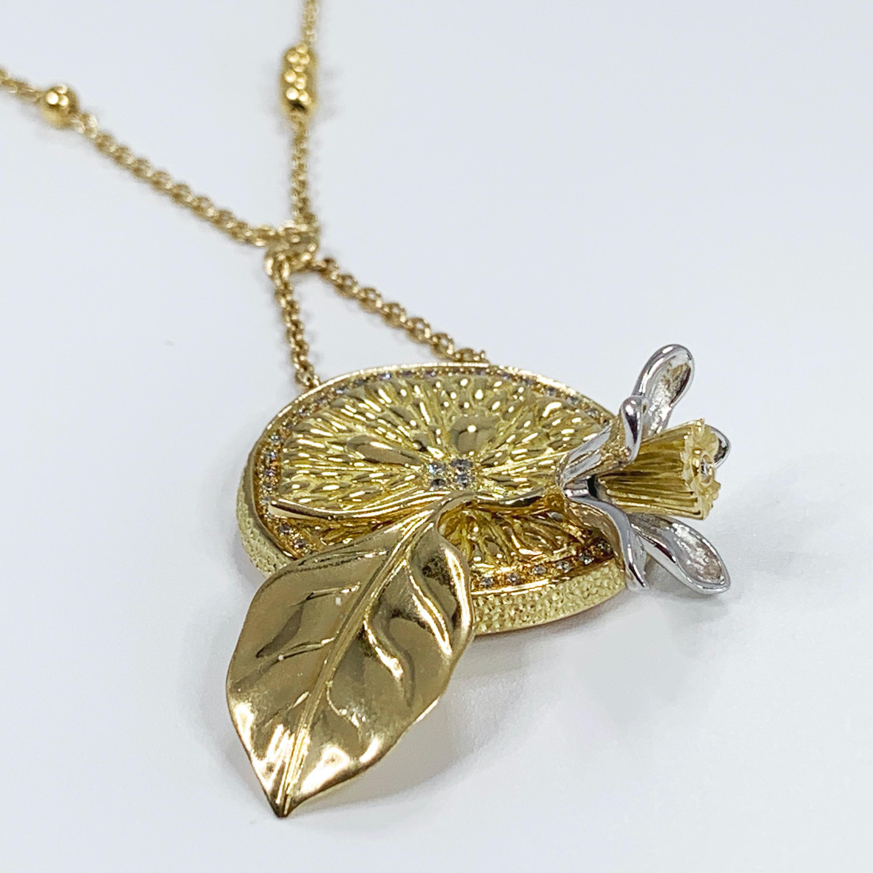 Contemporary Lemon slice motif Pendant in 18K White and Yellow Gold by Édéenne, Paris For Sale