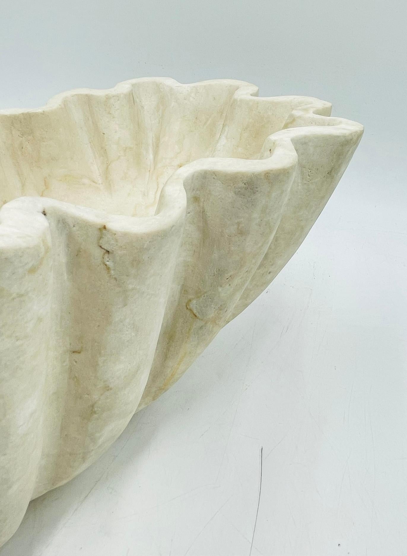 Cuenco centro de mesa Edel Ruffle en mármol crema by Arhaus 3