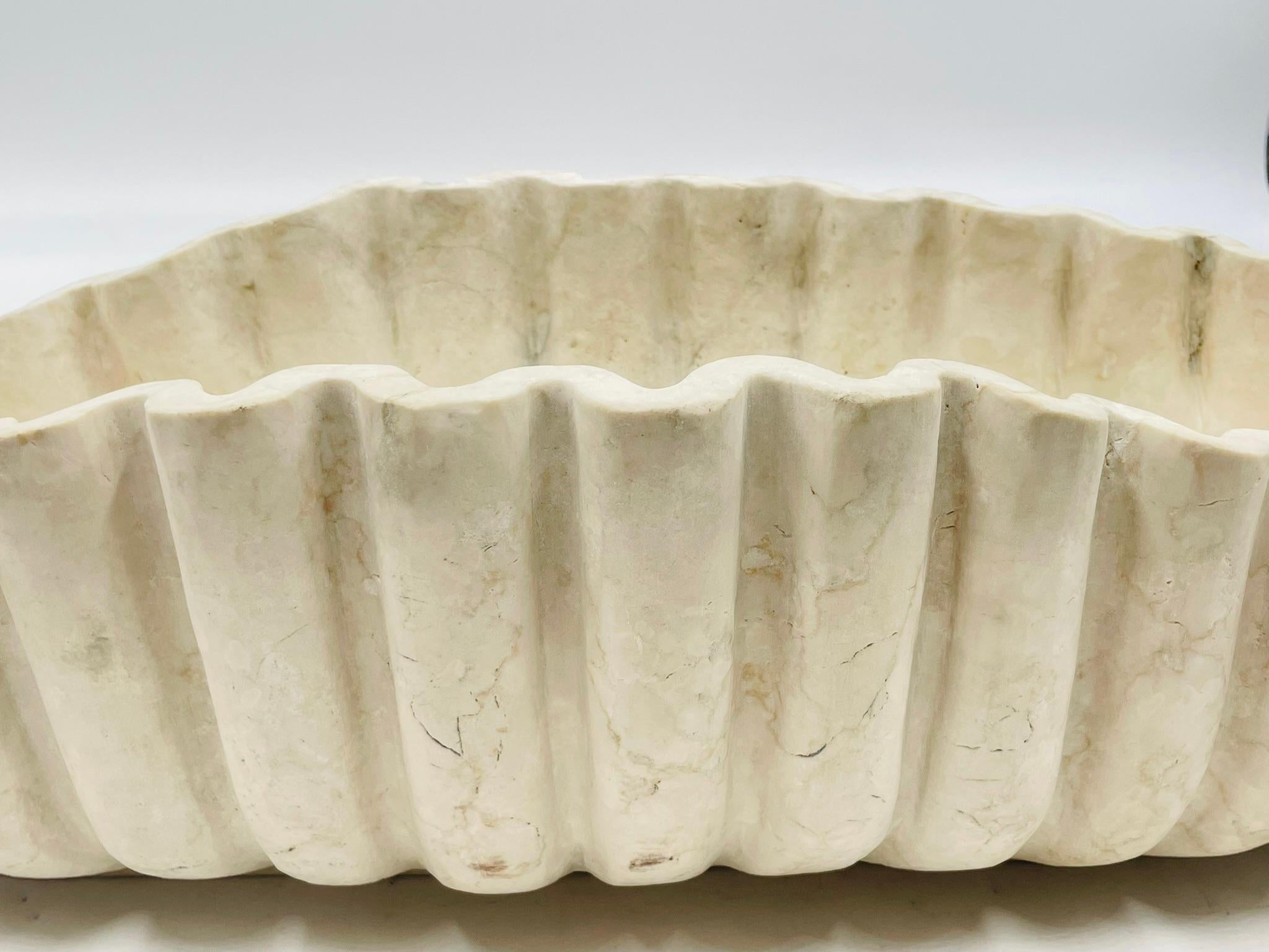 Cuenco centro de mesa Edel Ruffle en mármol crema by Arhaus 6