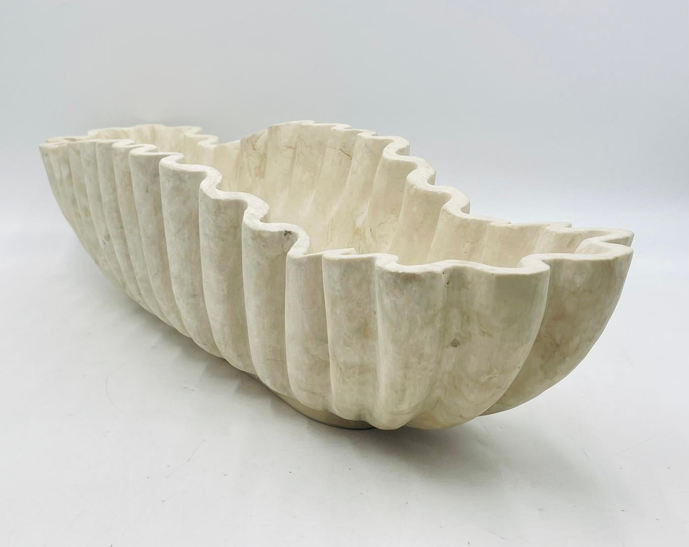 Cuenco centro de mesa Edel Ruffle en mármol crema by Arhaus Hecho a mano